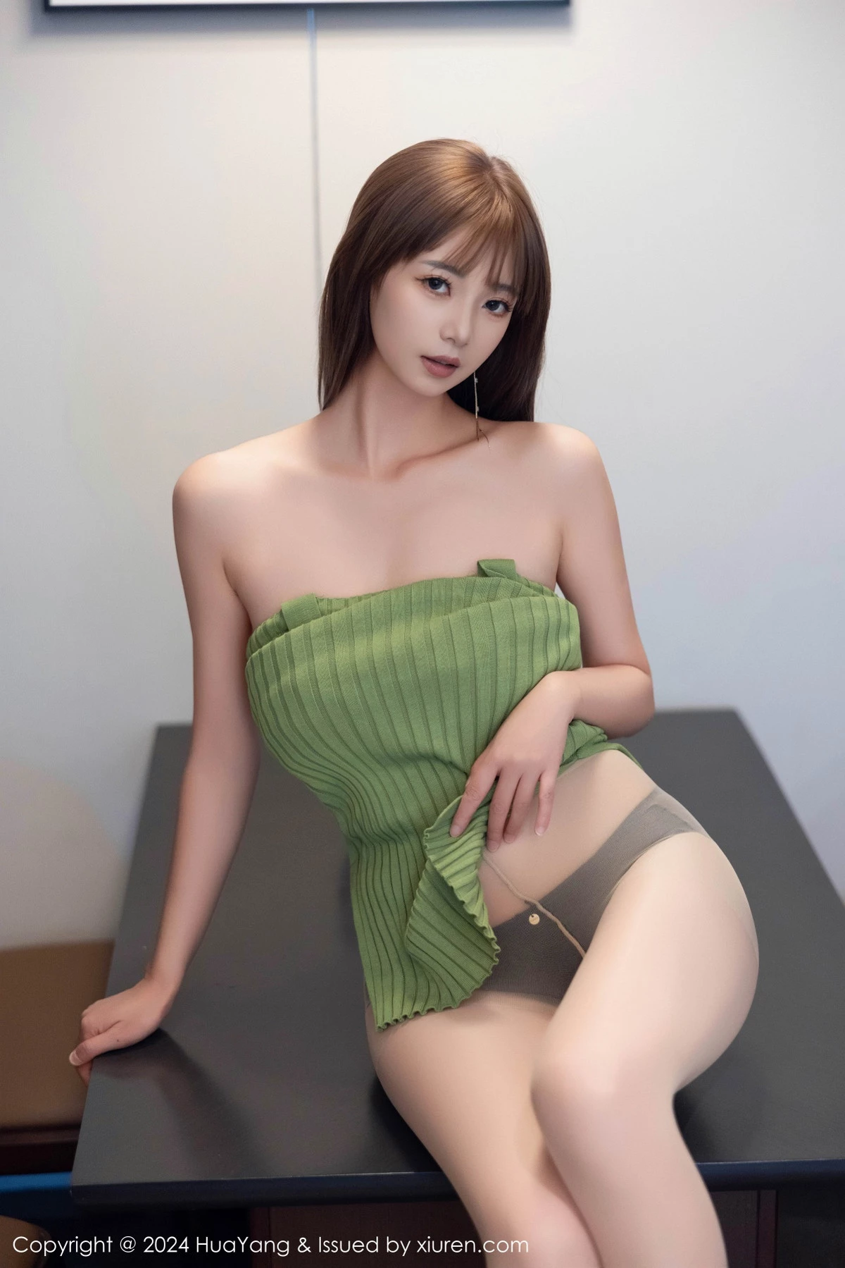 [HuaYang花漾]Vol.600_女神宋-kiki性感绿色连衣短裙配超薄灰丝秀丰腴身材完美诱惑写真74P