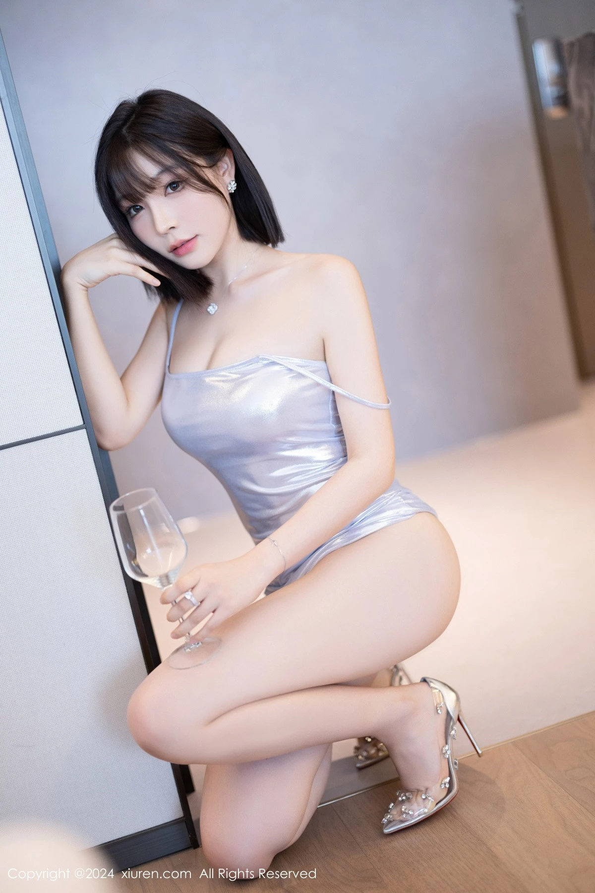[[XiuRen秀人网]秀人网]No.9020_女神徐莉芝Booty性感白色连衣短裙配开档白丝秀完美身材诱惑写真94P