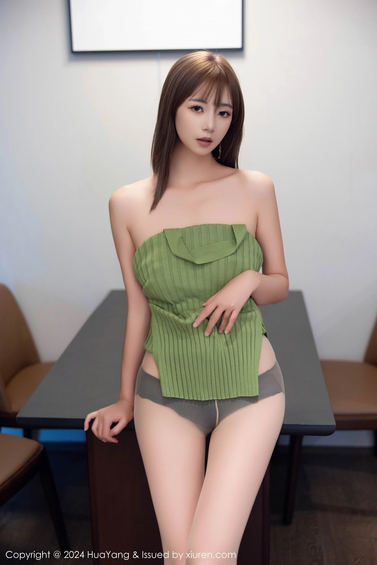 [HuaYang花漾]Vol.600_女神宋-kiki性感绿色连衣短裙配超薄灰丝秀丰腴身材完美诱惑写真74P