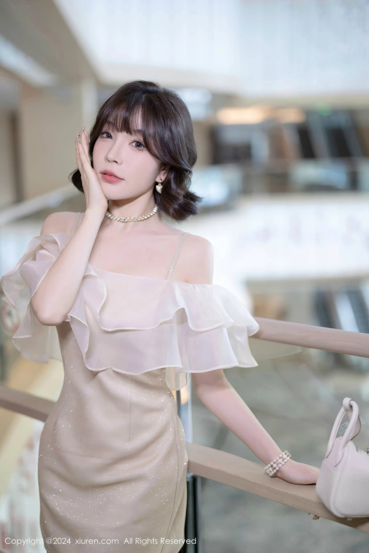 [[XiuRen秀人网]秀人网]No.8917_女神徐莉芝Booty性感浅色连衣短裙+黑色情趣内衣迷人诱惑写真90P