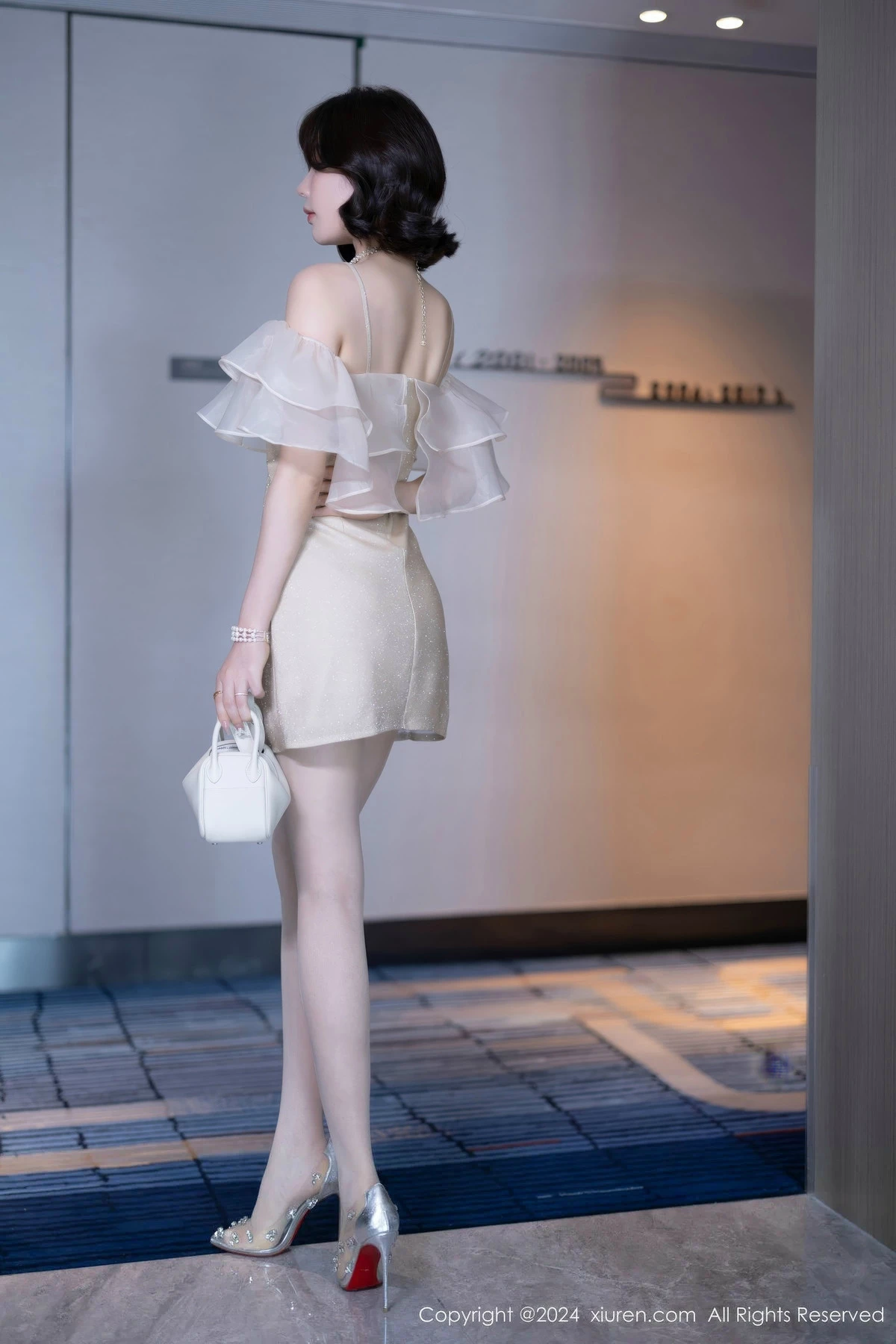 [[XiuRen秀人网]秀人网]No.8917_女神徐莉芝Booty性感浅色连衣短裙+黑色情趣内衣迷人诱惑写真90P