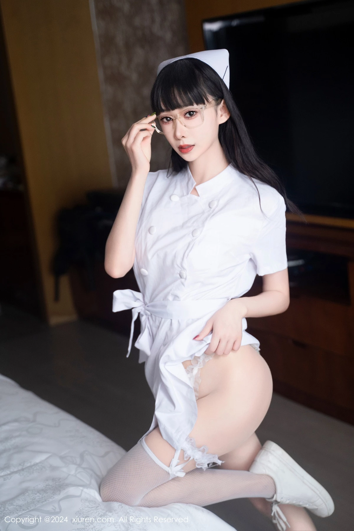 [[XiuRen秀人网]秀人网]No.9077_模特宝宝甜性感白色护士制服露情趣内衣配白丝袜秀美腿诱惑写真84P