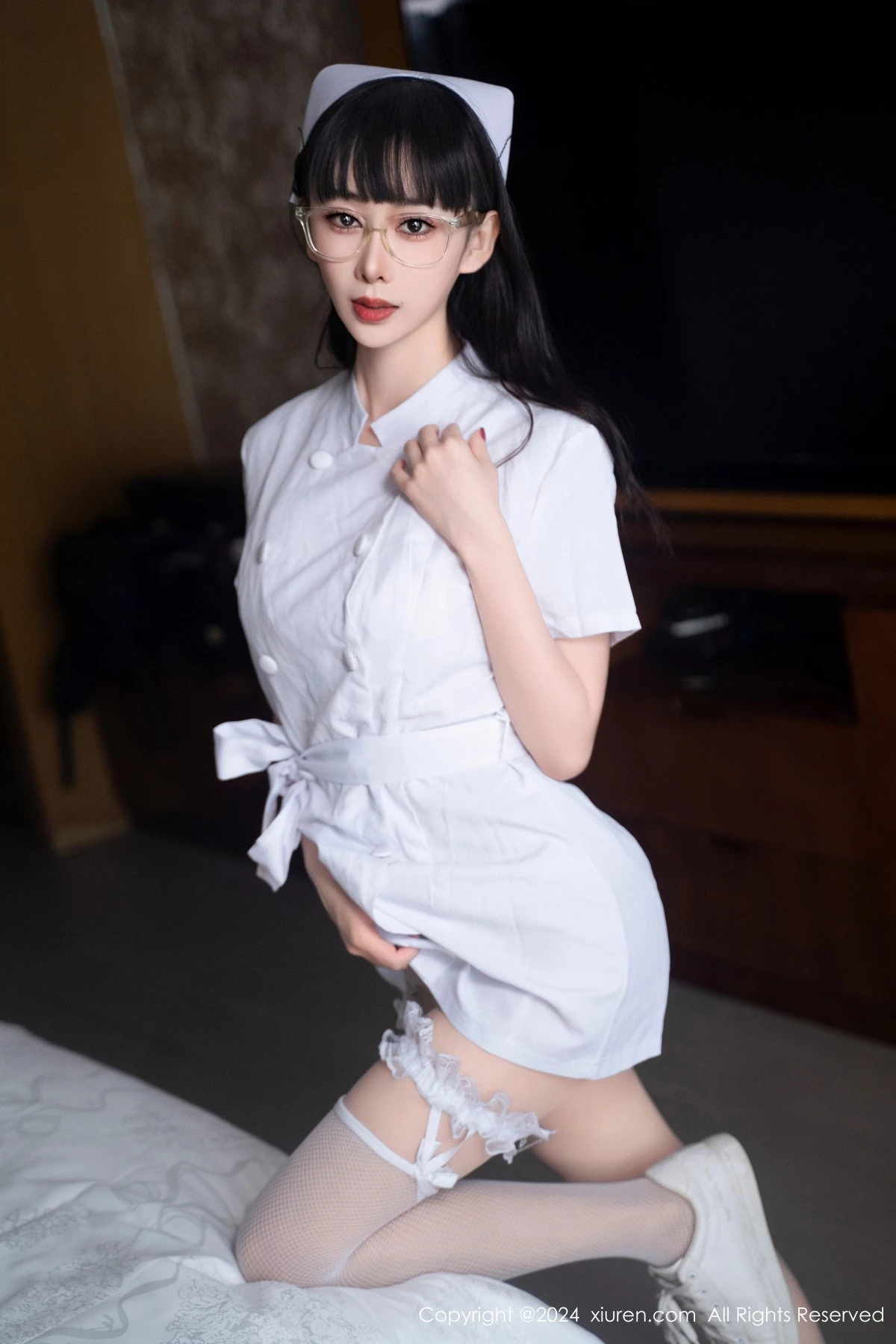 [[XiuRen秀人网]秀人网]No.9077_模特宝宝甜性感白色护士制服露情趣内衣配白丝袜秀美腿诱惑写真84P