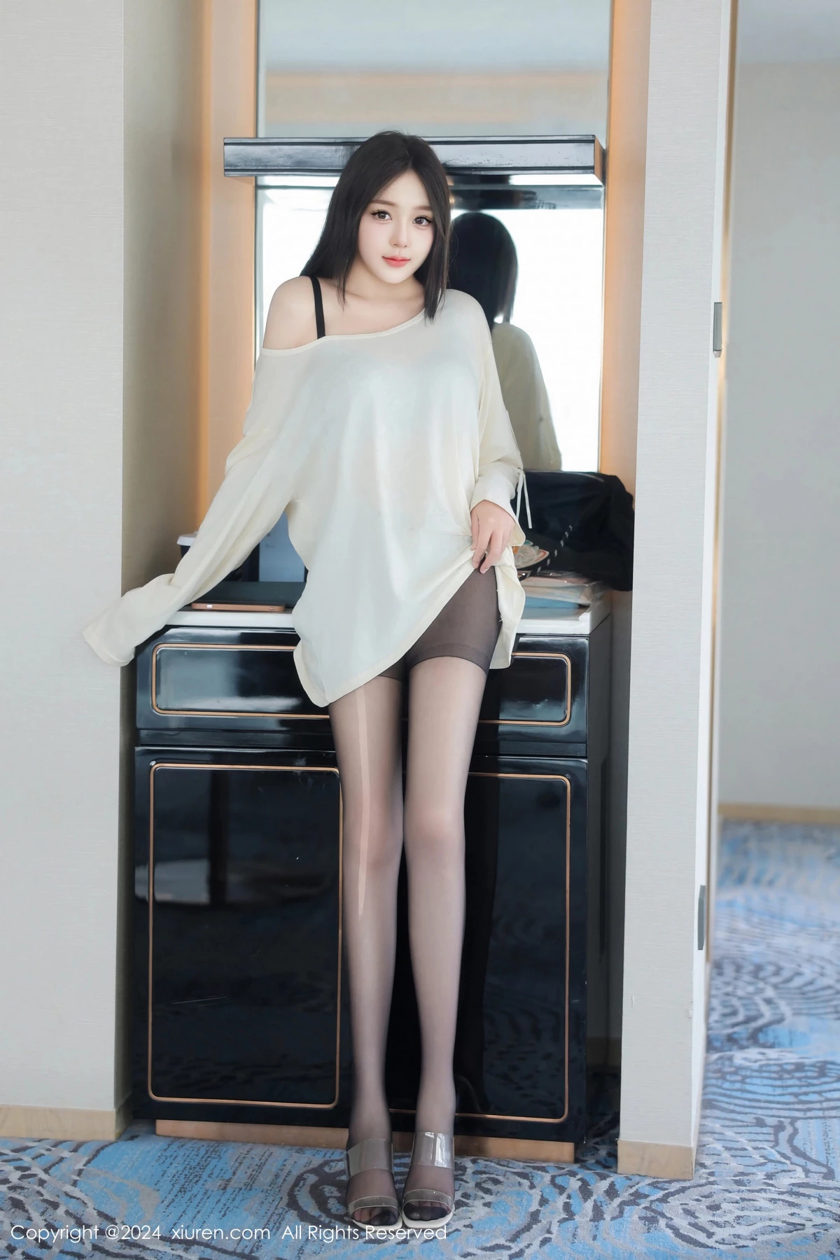 [[XiuRen秀人网]秀人网]No.9089_模特柚柚小奶瓶性感浅色服饰配超薄黑丝秀凹凸身材撩人诱惑写真81P