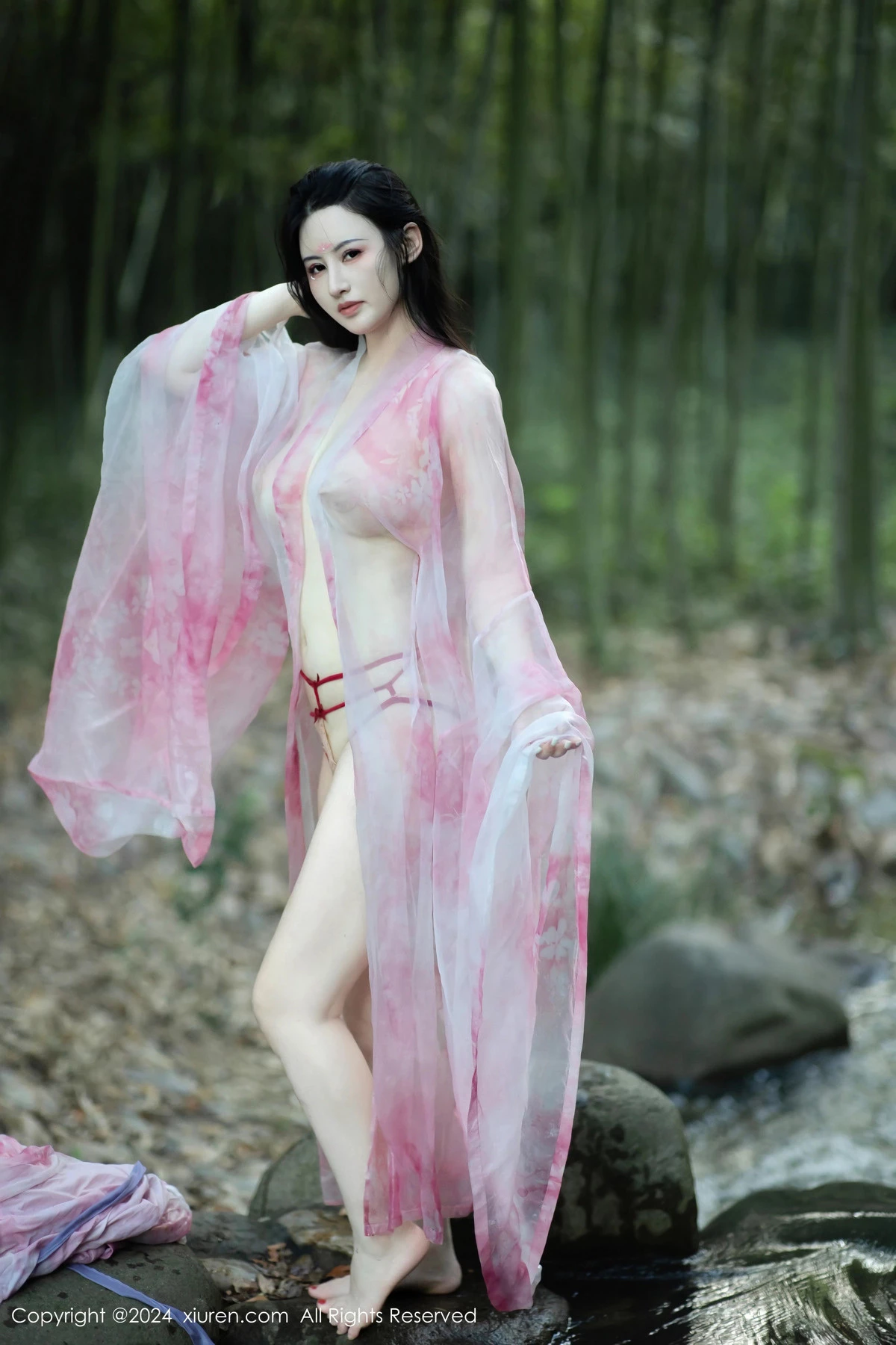 [[XiuRen秀人网]秀人网]No.9100_模特诗诗kiki户外性感粉色古风薄纱服饰秀丰腴身姿惹火诱惑写真70P
