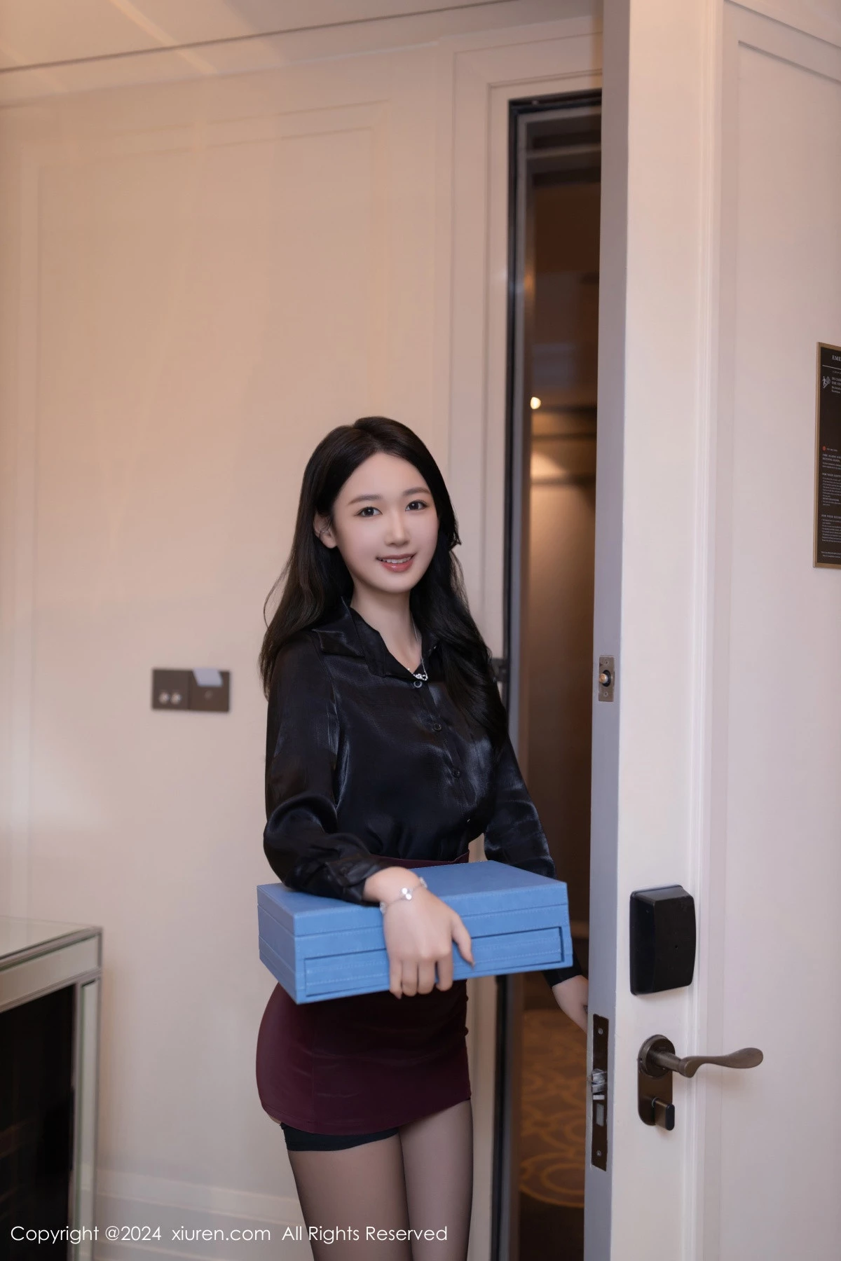 [[XiuRen秀人网]秀人网]No.9102_模特唐安琪送礼主题性感黑色OL服饰配黑丝袜秀曼妙身姿诱惑写真88P