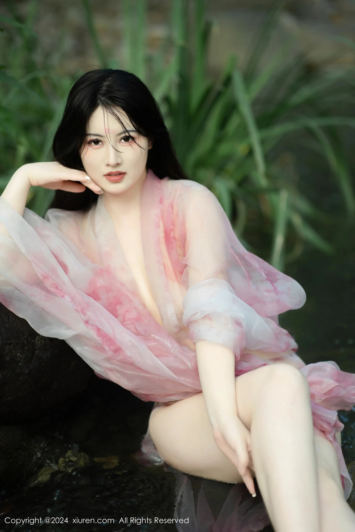[[XiuRen秀人网]秀人网]No.9100_模特诗诗kiki户外性感粉色古风薄纱服饰秀丰腴身姿惹火诱惑写真70P