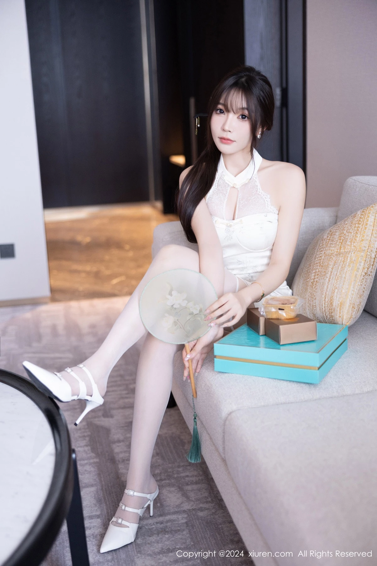 [[XiuRen秀人网]秀人网]No.9101_女神徐莉芝Booty白色连衣裙露白色蕾丝内衣配白丝吊袜诱惑写真90P