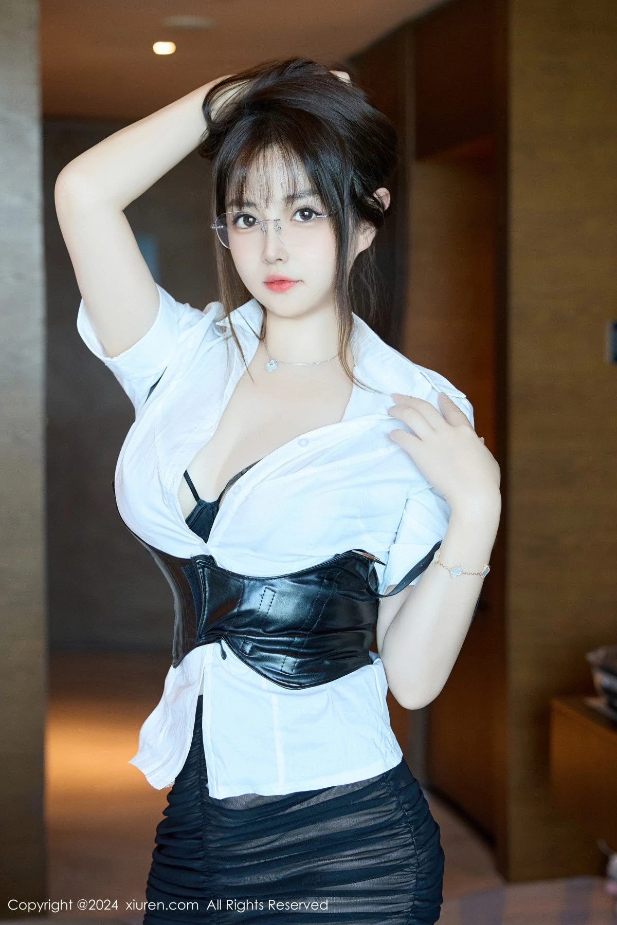 [[XiuRen秀人网]秀人网]No.9104_模特养乐多Doll性感白T配黑皮短裙露黑色情趣内衣秀完美身材写真51P
