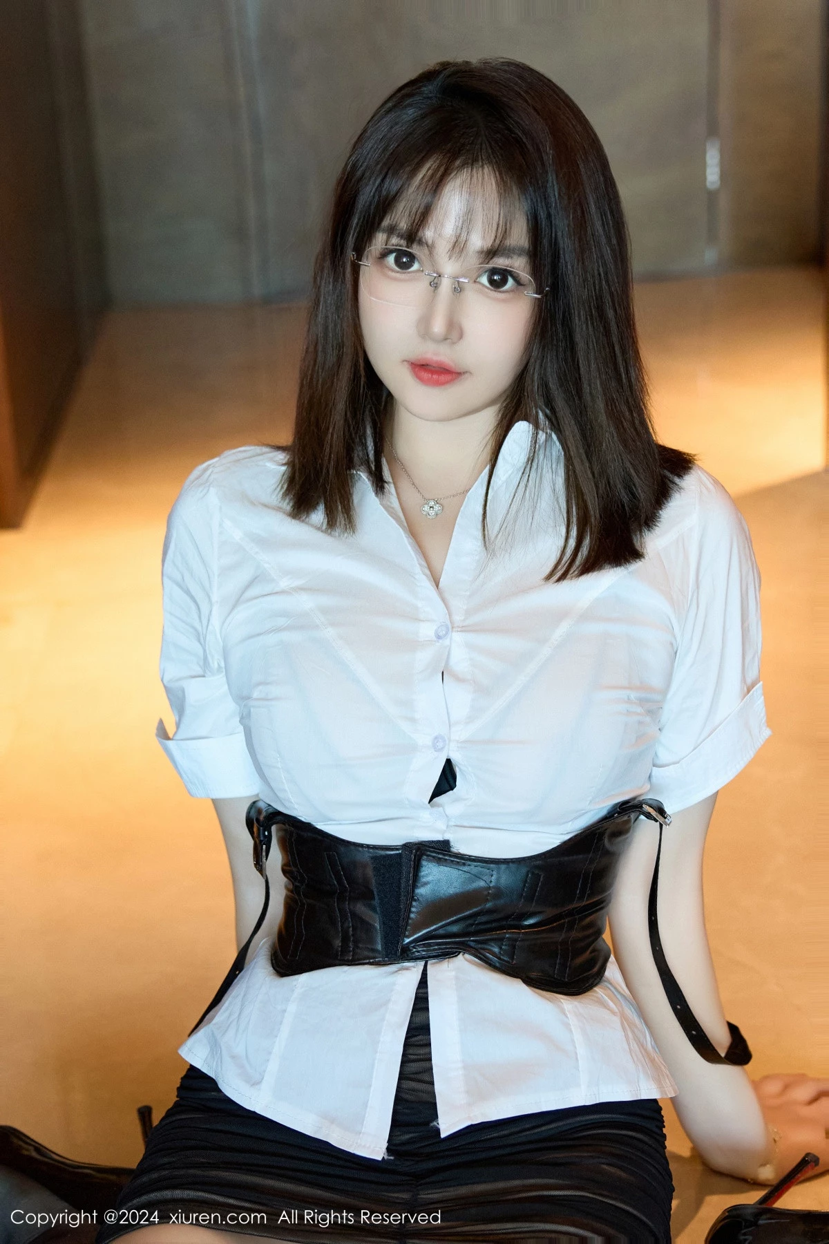 [[XiuRen秀人网]秀人网]No.9104_模特养乐多Doll性感白T配黑皮短裙露黑色情趣内衣秀完美身材写真51P
