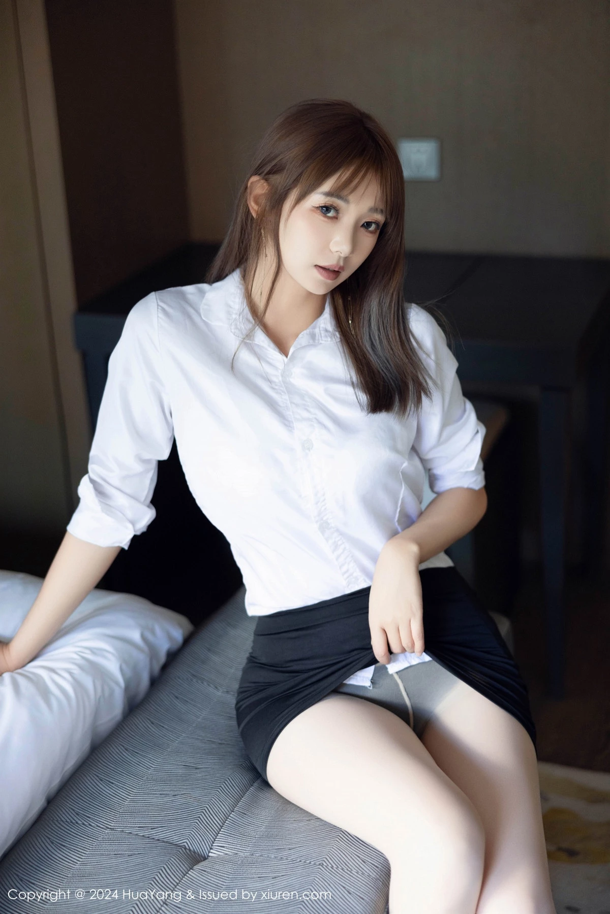[HuaYang花漾]Vol.604_模特宋-KiKi性感白T配黑色短裙露白色丝袜秀完美身材迷人写真75P