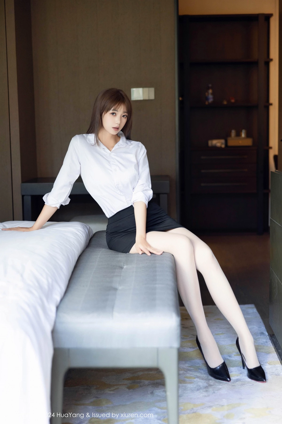 [HuaYang花漾]Vol.604_模特宋-KiKi性感白T配黑色短裙露白色丝袜秀完美身材迷人写真75P
