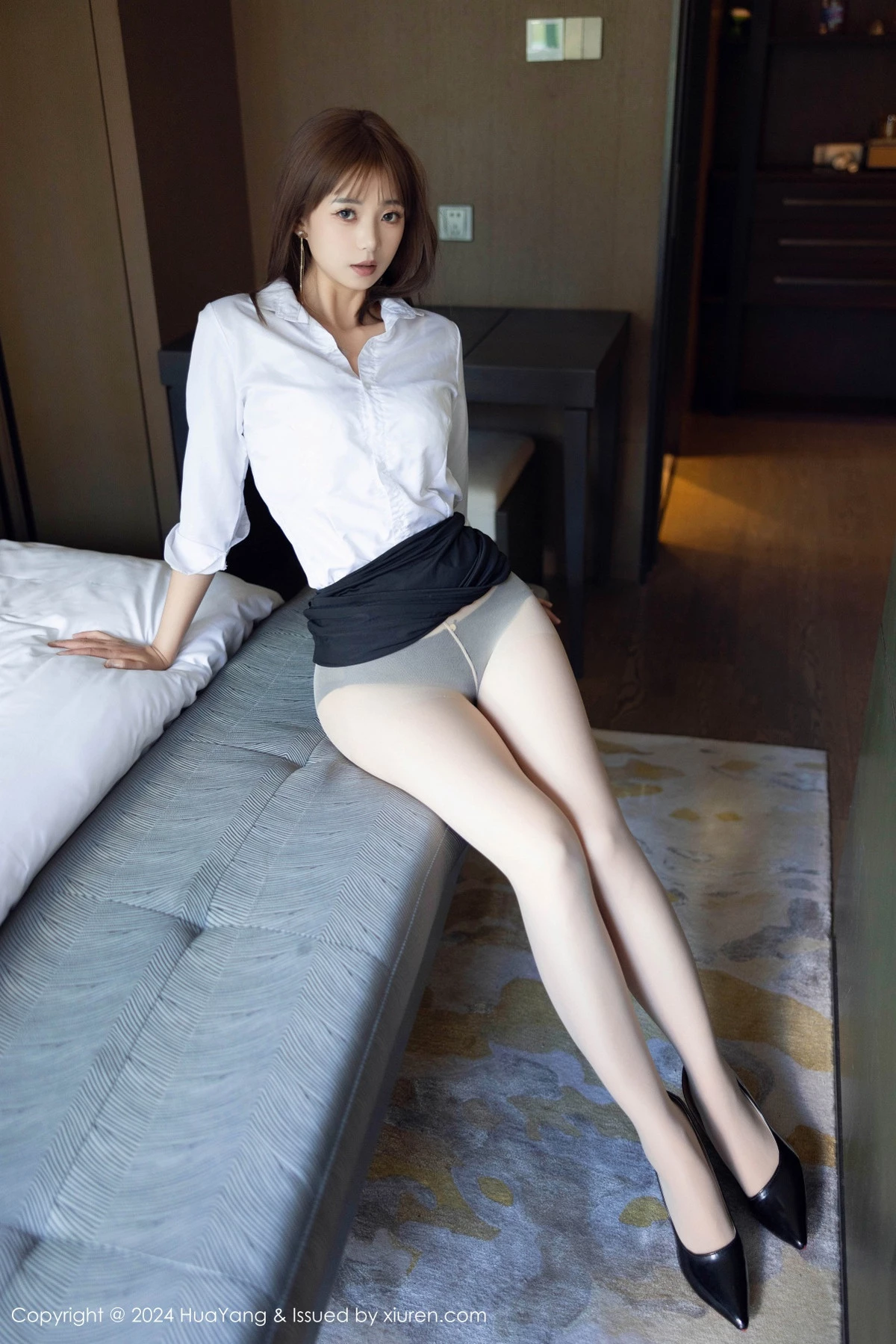 [HuaYang花漾]Vol.604_模特宋-KiKi性感白T配黑色短裙露白色丝袜秀完美身材迷人写真75P