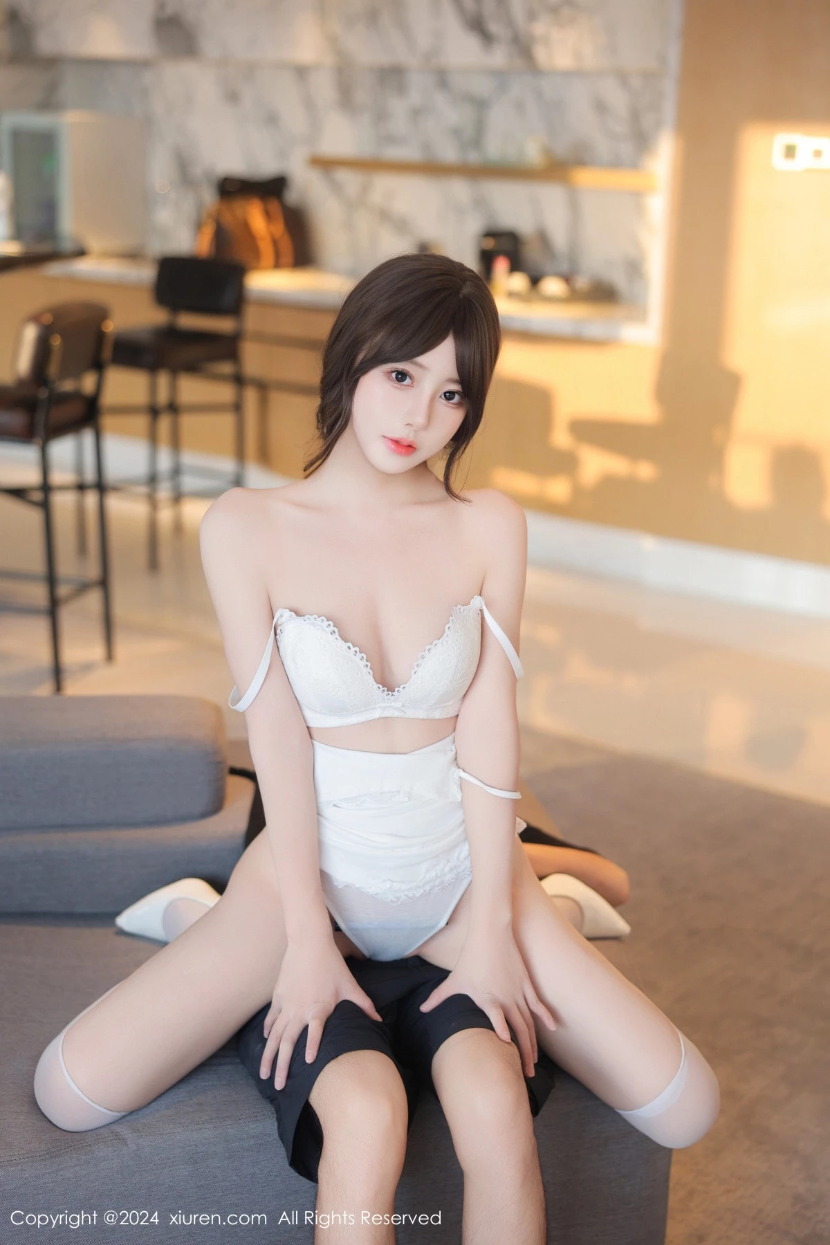 [[XiuRen秀人网]秀人网]No.9121_模特桃妖夭性感白色连衣短裙配白色丝袜秀曼妙身姿迷人诱惑写真85P