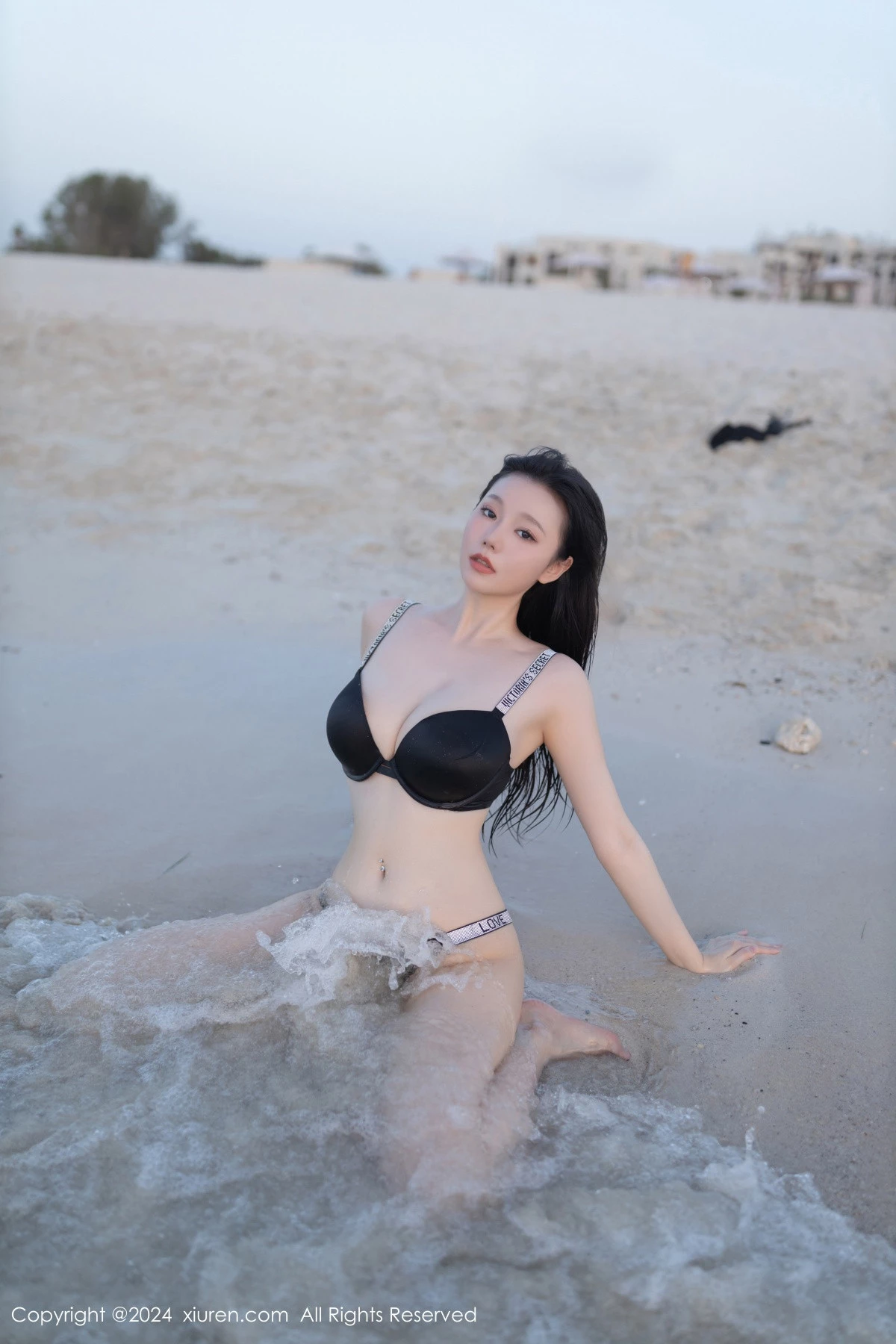 [[XiuRen秀人网]秀人网]No.9138_模特安然anran海边沙滩场景性感黑色泳装秀柔美身段诱惑写真82P