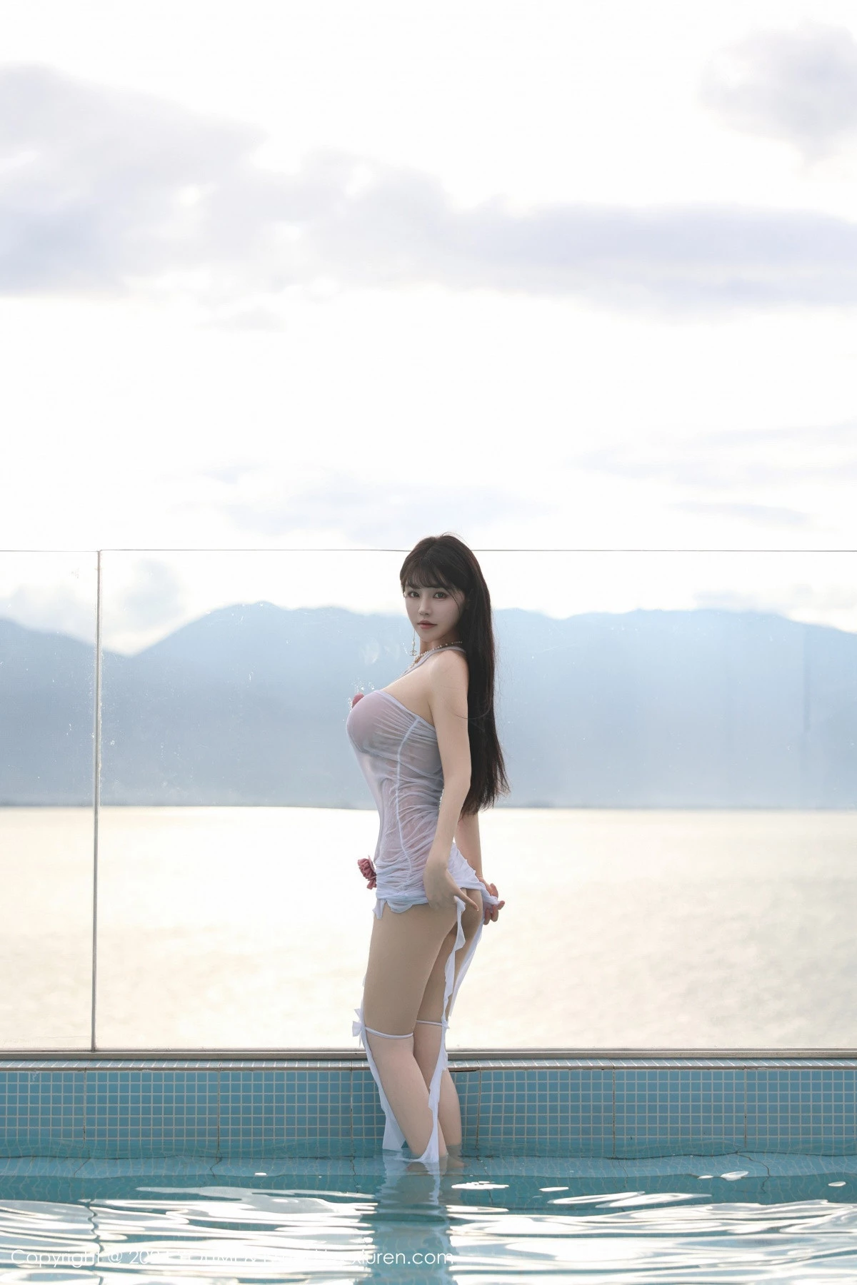 [YouMi尤蜜荟]Vol.1097_女神心上可Flora性感白色轻透连衣短裙湿身秀丰满身材诱惑写真56P