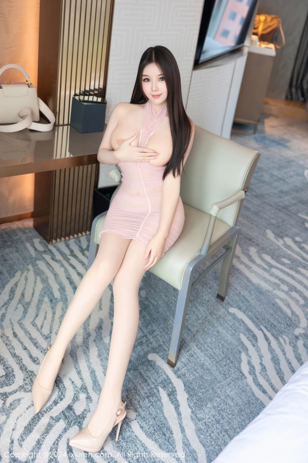 [[XiuRen秀人网]秀人网]No.9057_新人模特金允珍呐短粉色露肩服饰配超薄肉丝秀丰腴身姿诱惑写真76P