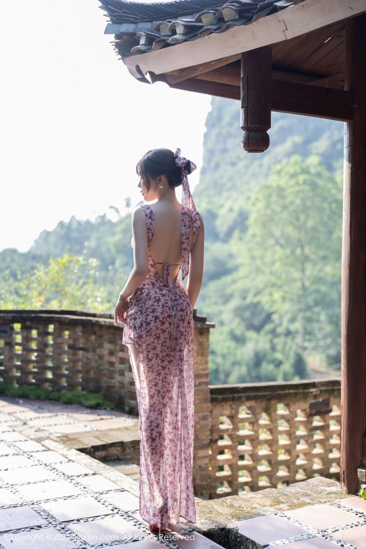 [[XiuRen秀人网]秀人网]No.9195_女神徐莉芝Booty性感碎花连衣裙+蓝色制服秀曼妙身姿诱惑写真100P