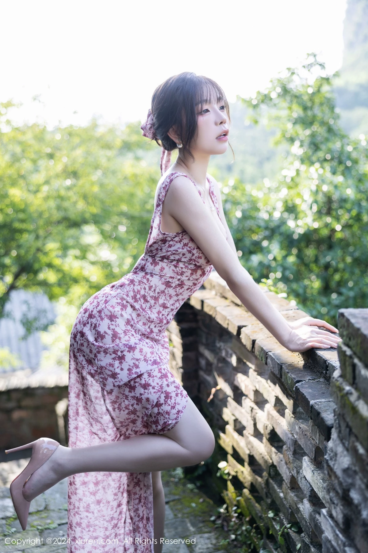 [[XiuRen秀人网]秀人网]No.9195_女神徐莉芝Booty性感碎花连衣裙+蓝色制服秀曼妙身姿诱惑写真100P