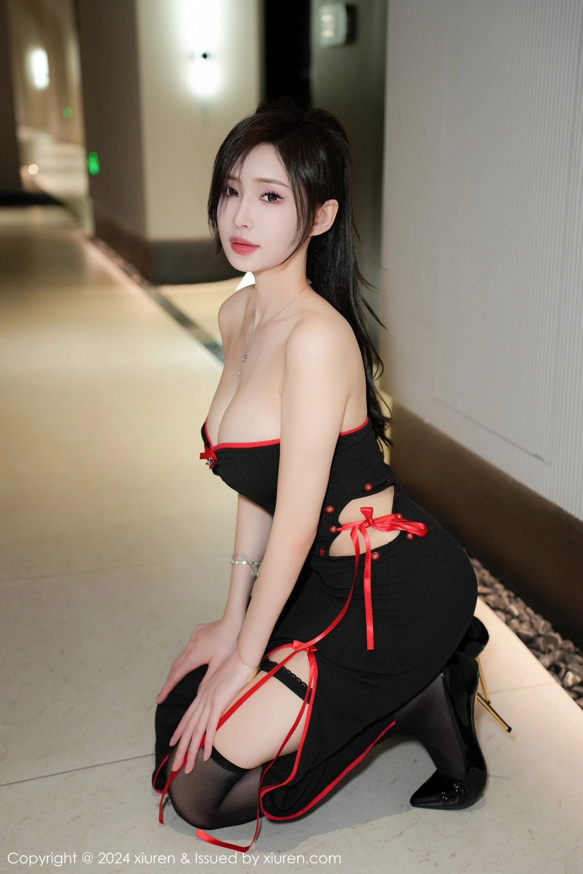 [[XiuRen秀人网]秀人网]No.9220_女神Carol周妍希X性感黑色Coplay服饰配黑丝吊袜秀美腿诱惑写真59P