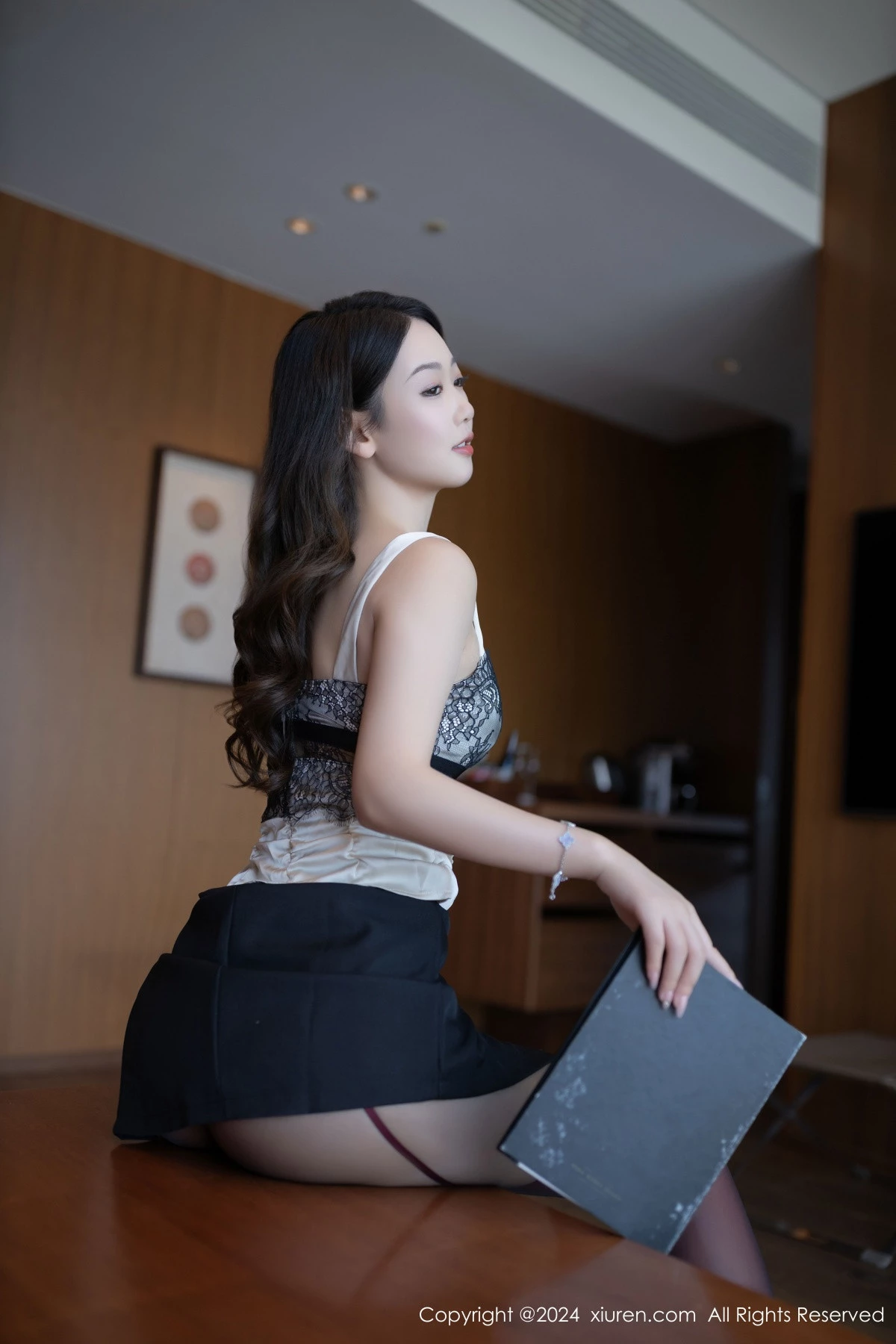 [[XiuRen秀人网]秀人网]No.9231_模特唐安琪性感黑色短裙露双层红黑丝袜秀曼妙身姿撩人诱惑写真84P