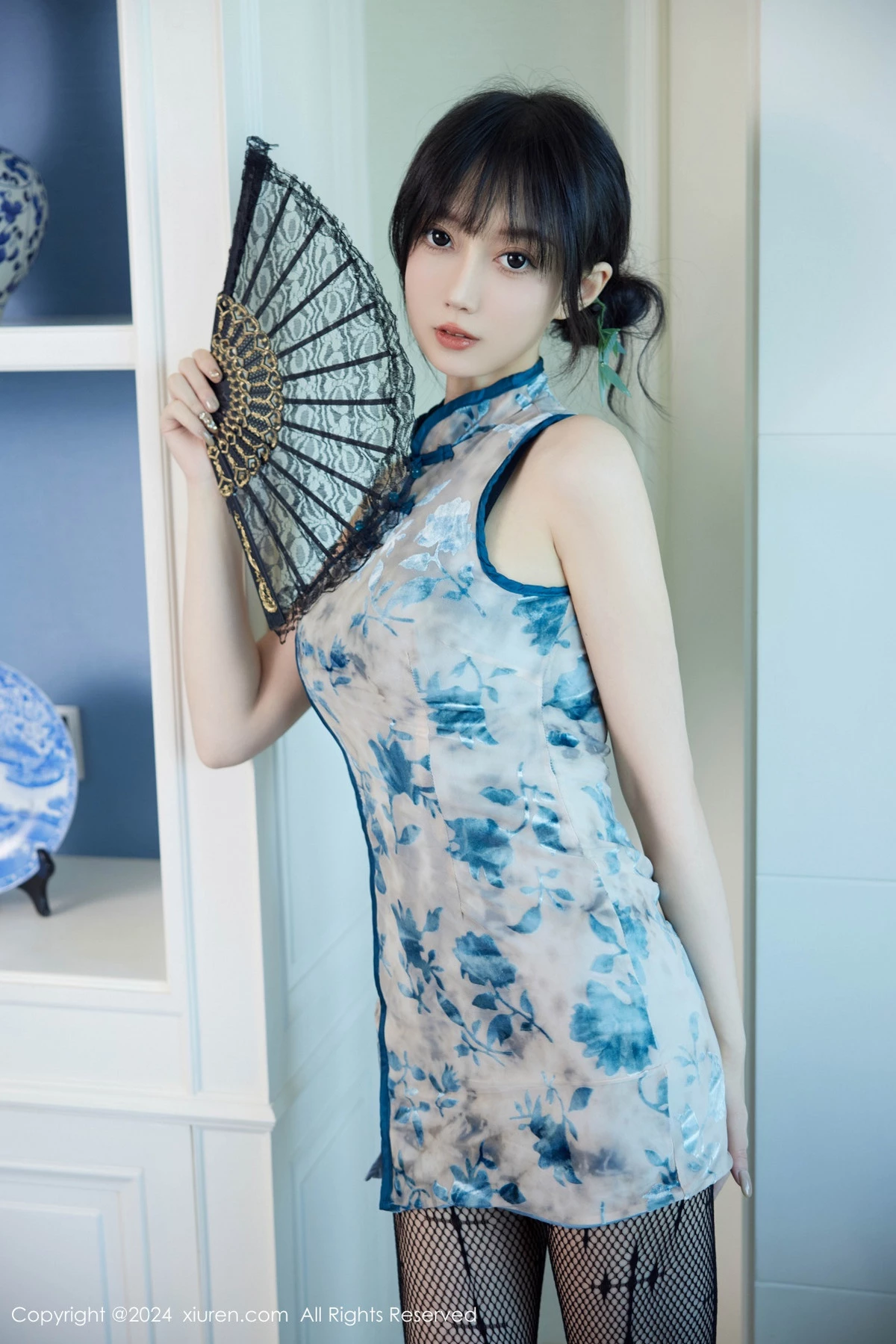 [[XiuRen秀人网]秀人网]No.9236_模特玥儿玥er性感浅蓝旗袍露黑色内衣配黑丝网袜秀美腿诱惑写真74P