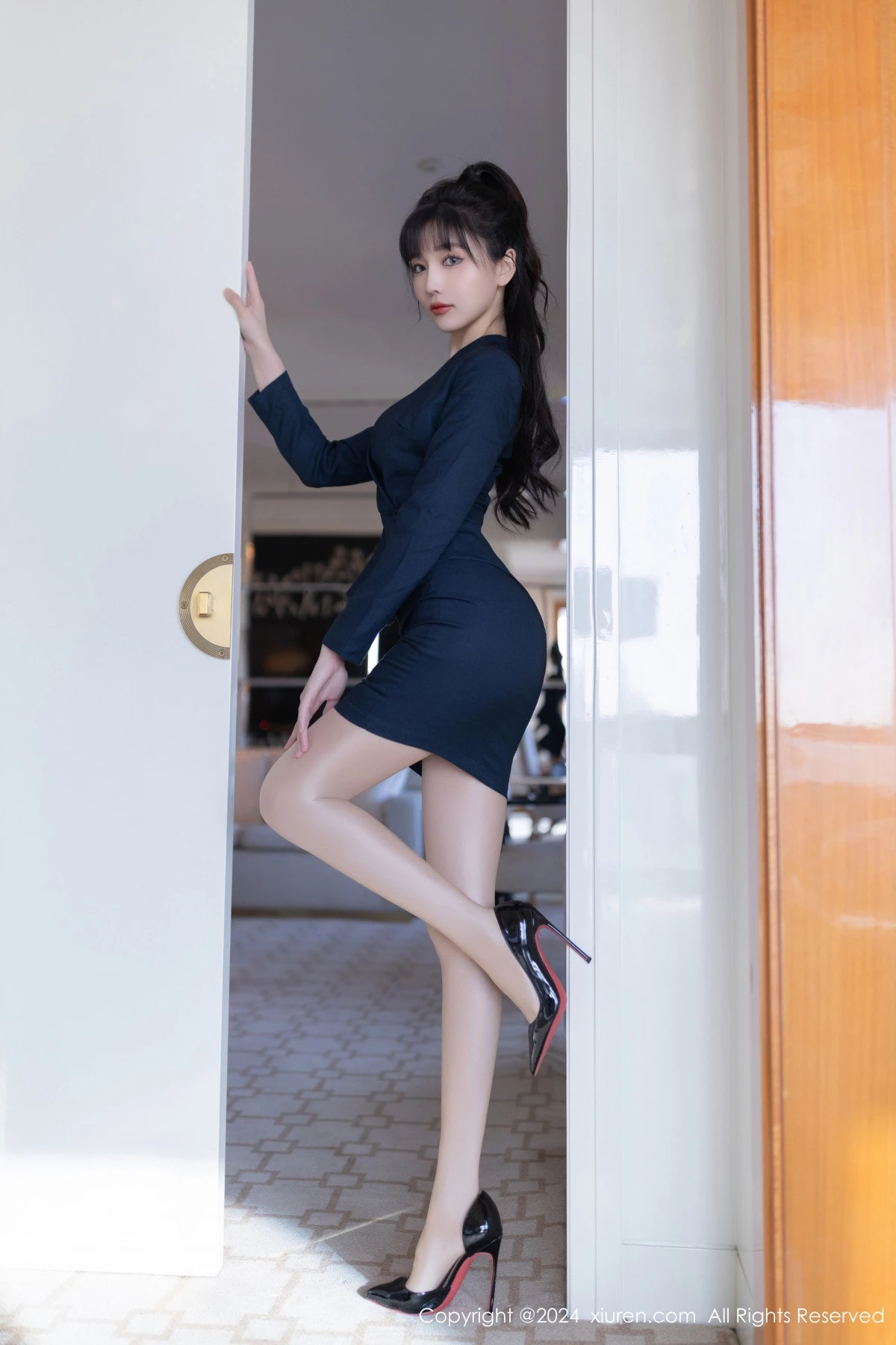 [[XiuRen秀人网]秀人网]No.9263_模特陆萱萱性感黑色OL服饰露蓝色内衣配超薄肉丝秀美腿诱惑写真80P