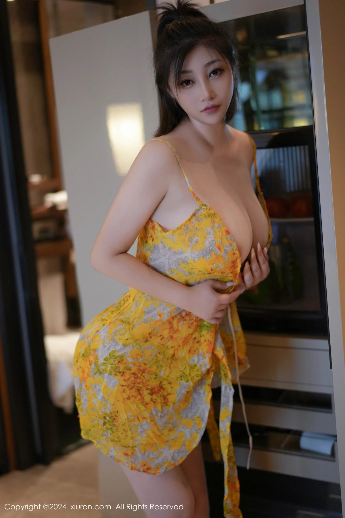 [[XiuRen秀人网]秀人网]No.9268_女神妲己_Toxic性感黄色花纹吊带短裙秀雪峰美臀完美诱惑写真70P
