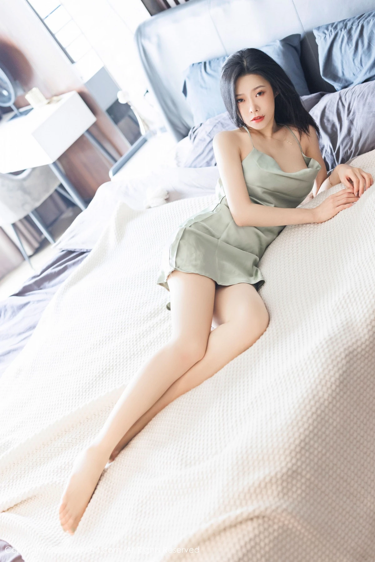 [[XiuRen秀人网]秀人网]No.9264_模特luvian本能性感浅绿露肩吊带露红色内衣秀凹凸身材诱惑写真52P