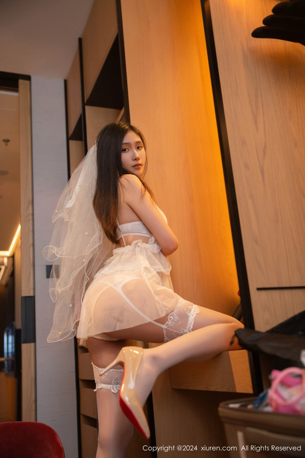 [[XiuRen秀人网]秀人网]No.9272_模特刘婷婷私房性感白色婚纱配白丝吊袜秀完美身材撩人诱惑写真80P