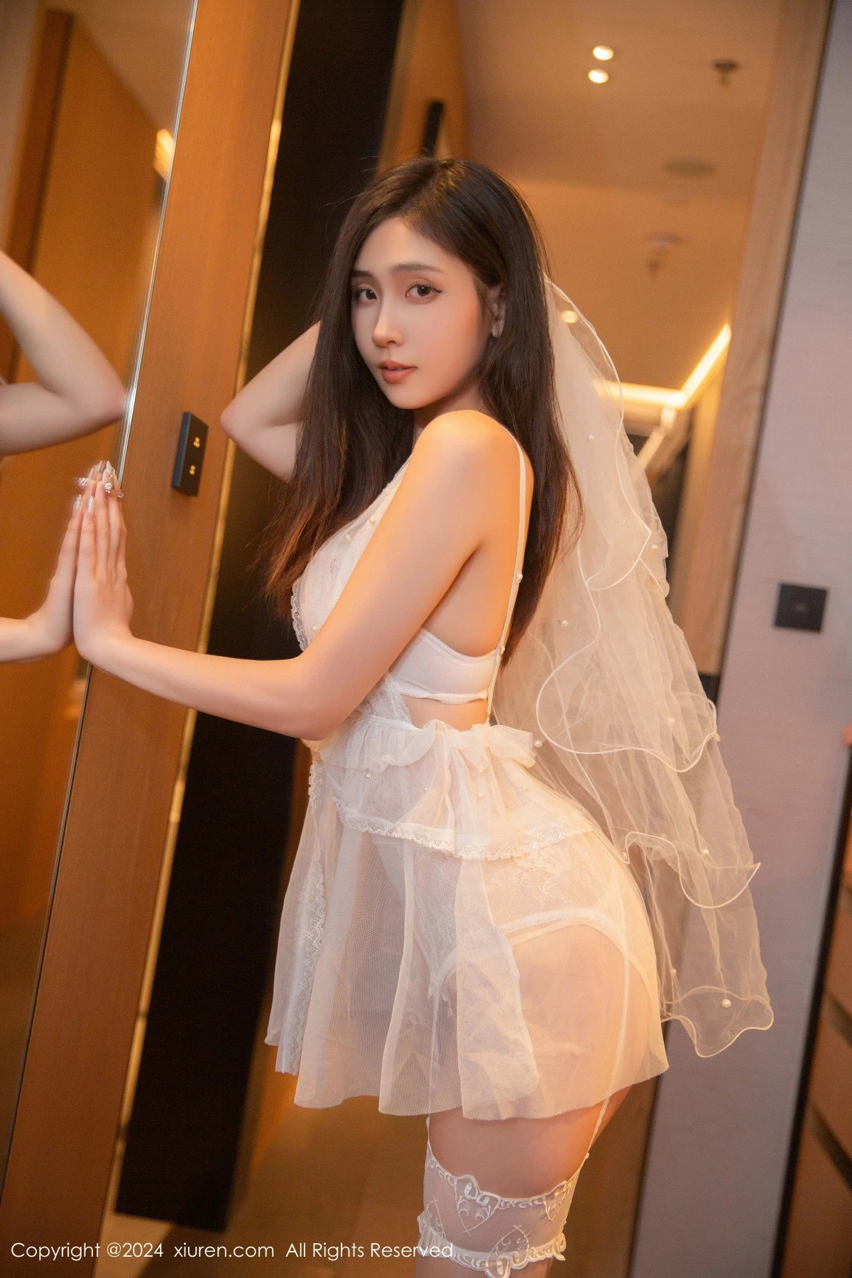[[XiuRen秀人网]秀人网]No.9272_模特刘婷婷私房性感白色婚纱配白丝吊袜秀完美身材撩人诱惑写真80P