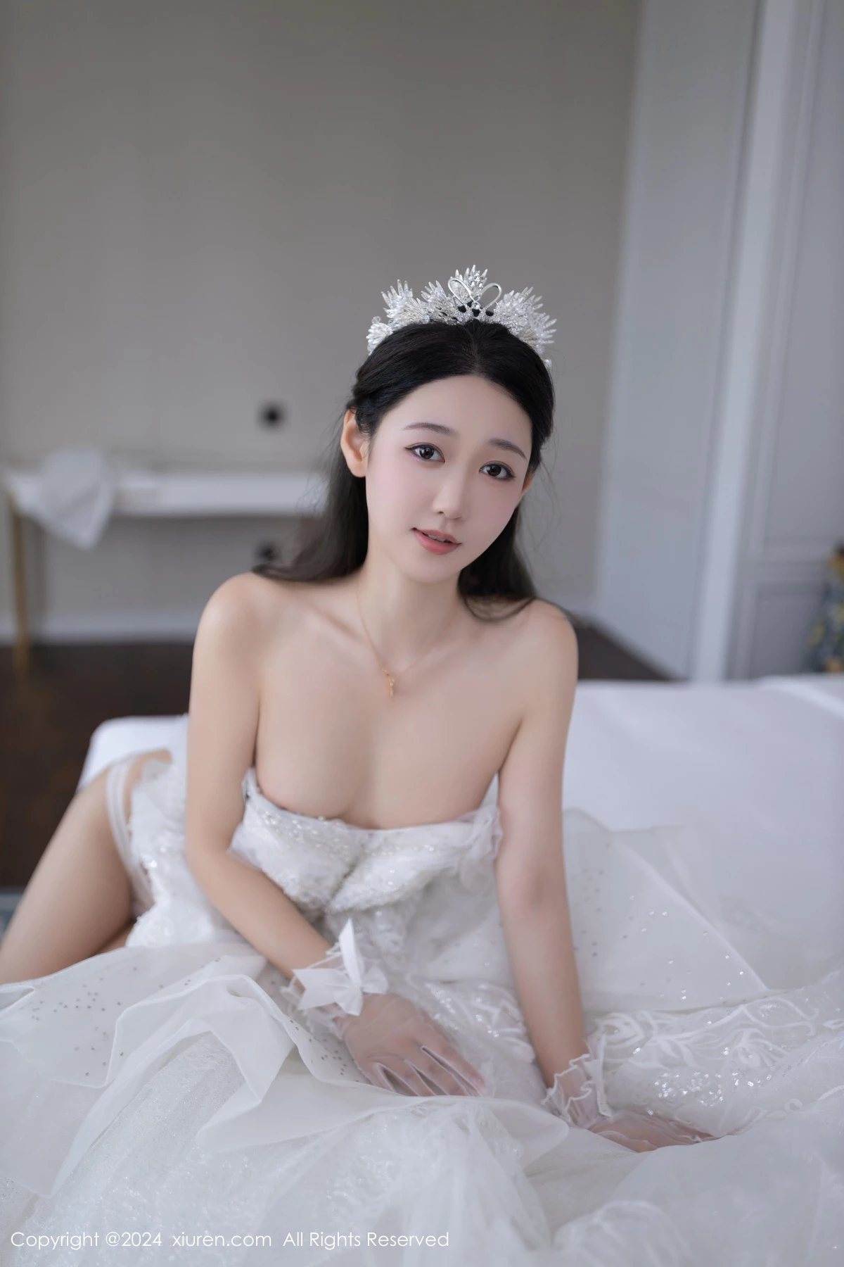 [[XiuRen秀人网]秀人网]No.9283_模特唐安琪性感白色婚纱露白色内衣配超薄肉丝秀美腿诱惑写真86P