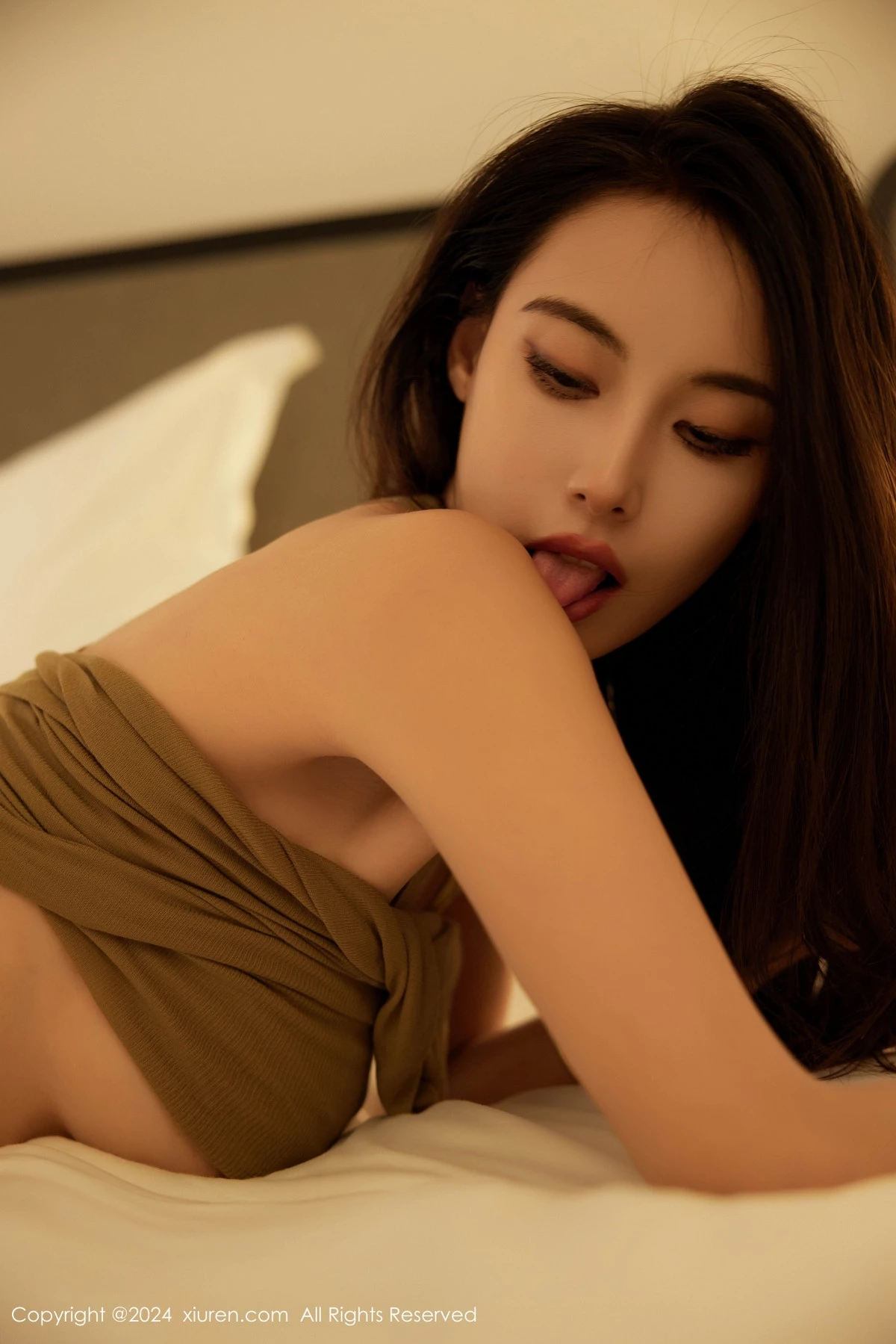 [[XiuRen秀人网]秀人网]No.9289_模特Lingyu69性感咖啡色连衣短裙配肉色丝袜秀丰腴身姿诱惑写真72P