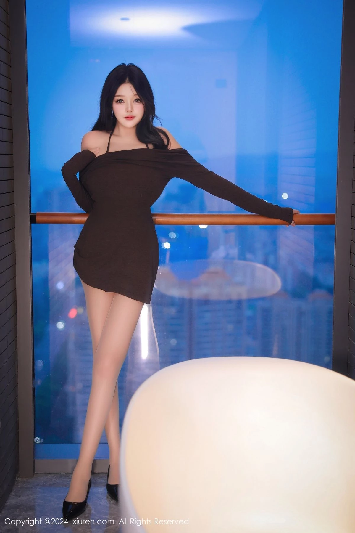 [[XiuRen秀人网]秀人网]No.9306_模特柚柚小奶瓶浴室场景深色连衣裙配超薄灰丝秀凹凸身材诱惑写真80P