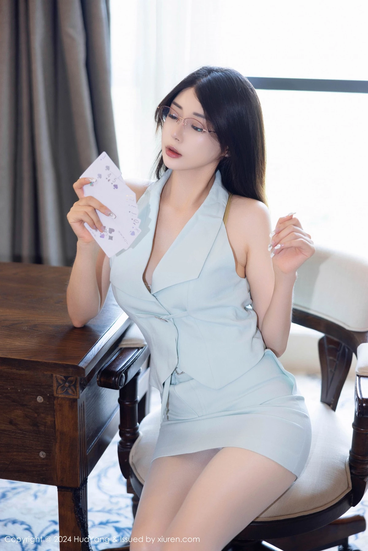 [HuaYang花漾]Vol.608_模特凯竹Quinn性感浅蓝短裙套装露白色内衣秀丰满身材诱惑写真80P