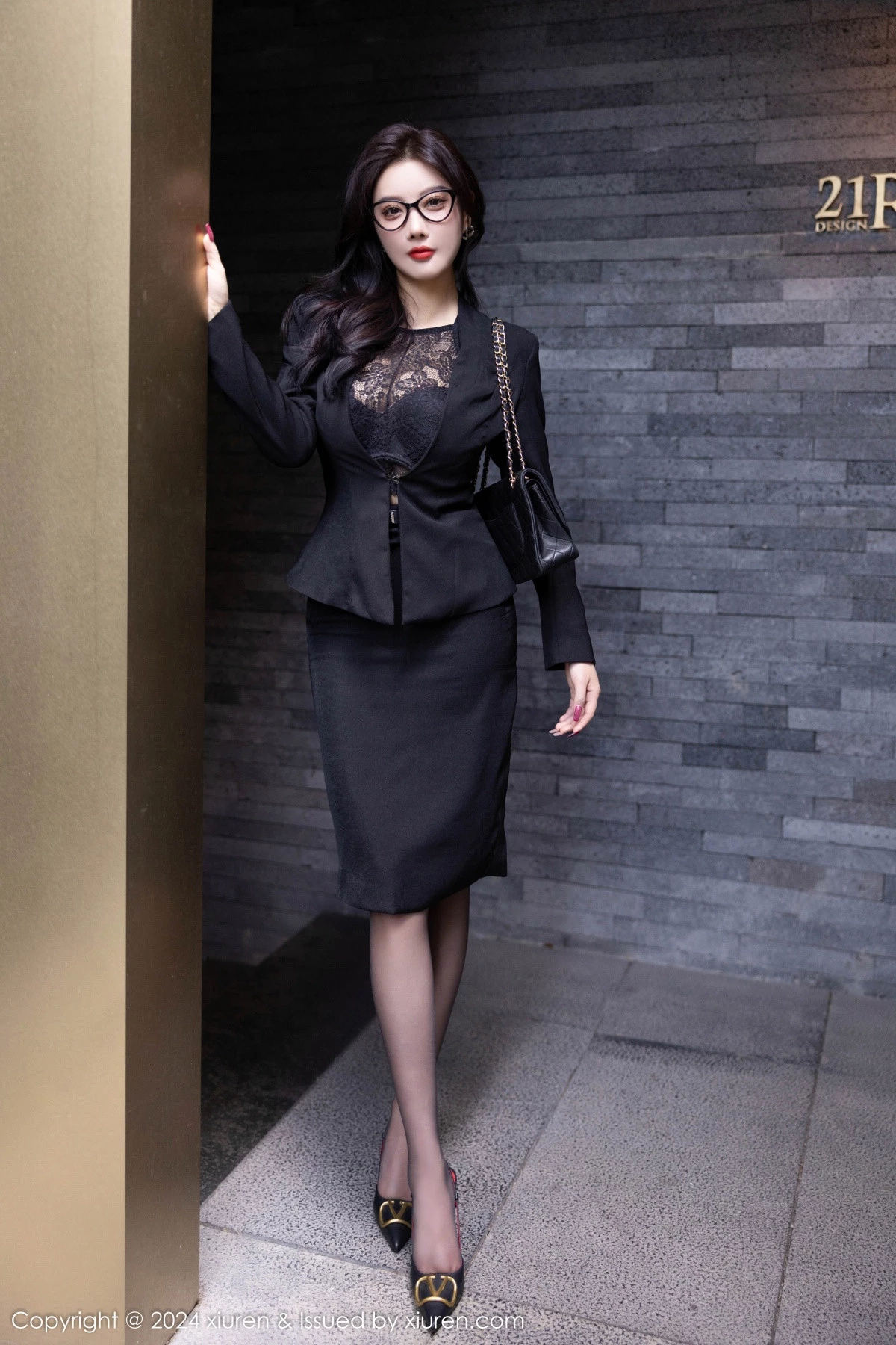 [[XiuRen秀人网]秀人网]No.9190_女神杨晨晨Yome性感黑色OL露蕾丝内衣配超薄黑丝极致魅惑写真80P