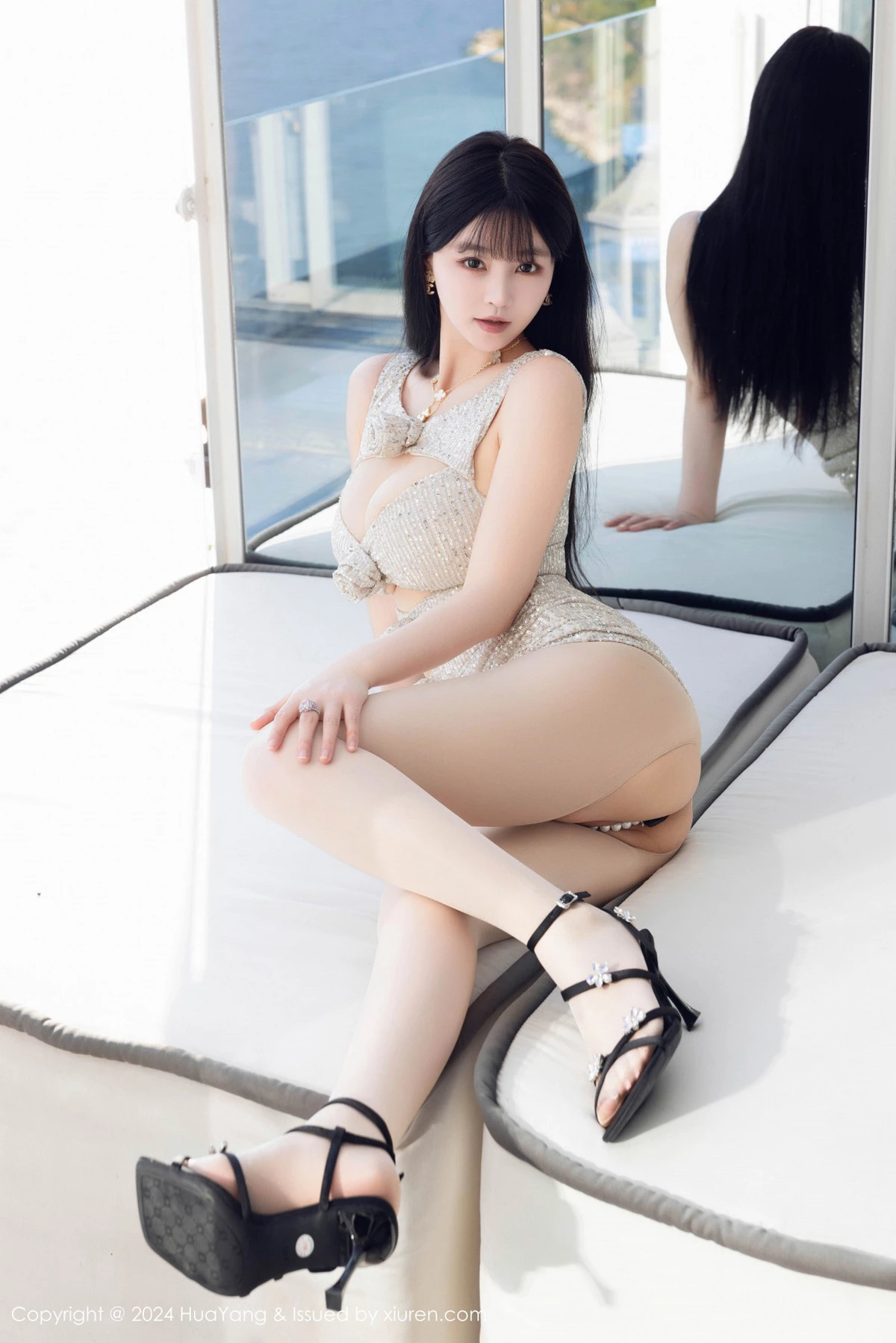 [HuaYang花漾]Vol.609_女神心上可Flora性感银色连衣短裙配原色丝袜秀丰满身材诱惑写真85P