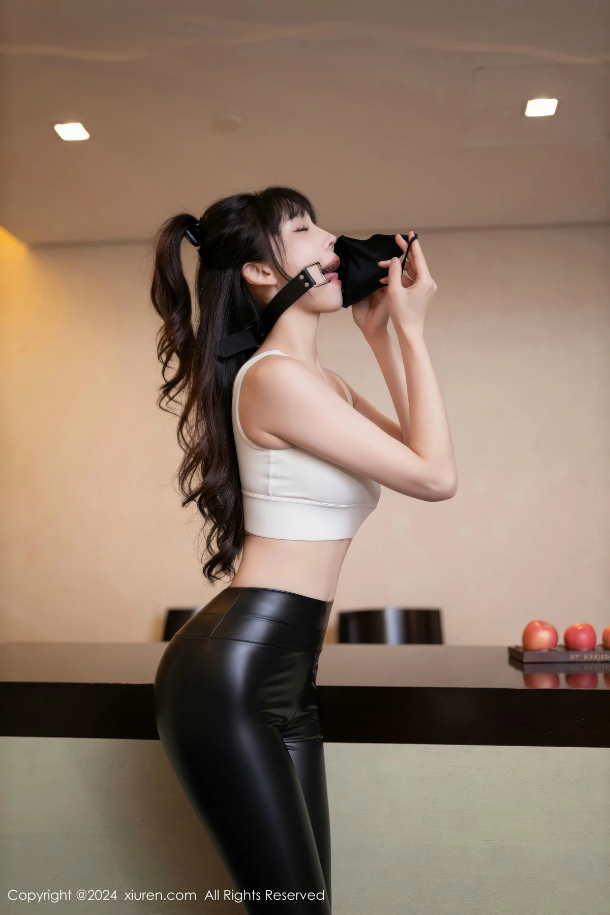 [[XiuRen秀人网]秀人网]No.9377_模特陆萱萱性感白上衣配黑皮长裤露超薄黑丝秀翘臀美腿诱惑写真81P