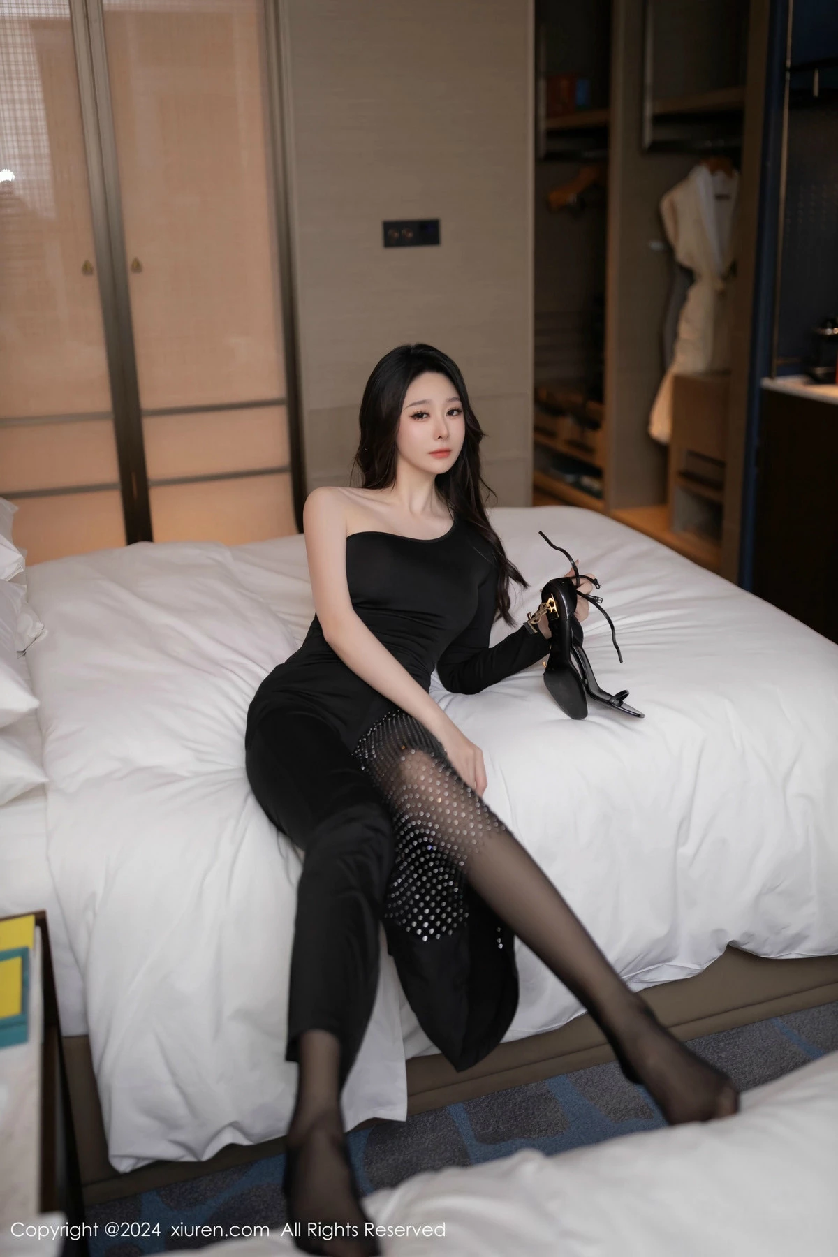 [[XiuRen秀人网]秀人网]No.9386_模特小逗逗性感黑色连衣裙露黑色内衣配开档黑丝秀翘臀诱惑写真80P