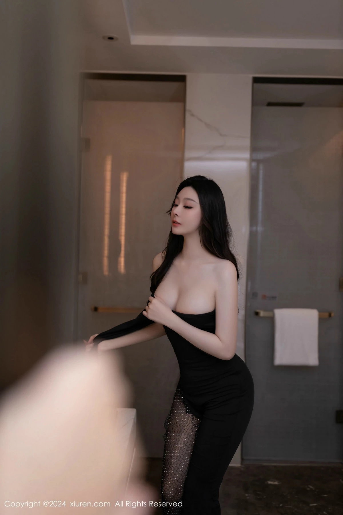 [[XiuRen秀人网]秀人网]No.9386_模特小逗逗性感黑色连衣裙露黑色内衣配开档黑丝秀翘臀诱惑写真80P