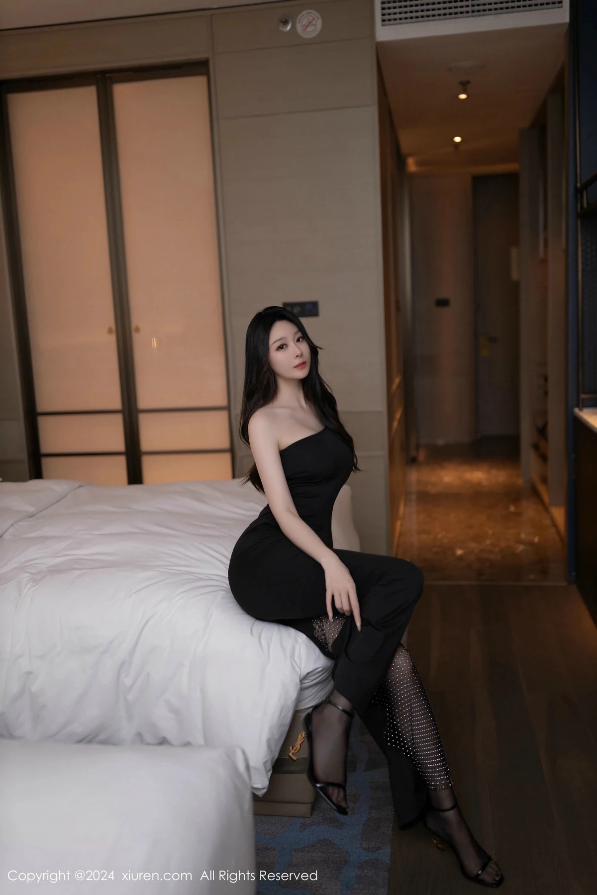 [[XiuRen秀人网]秀人网]No.9386_模特小逗逗性感黑色连衣裙露黑色内衣配开档黑丝秀翘臀诱惑写真80P