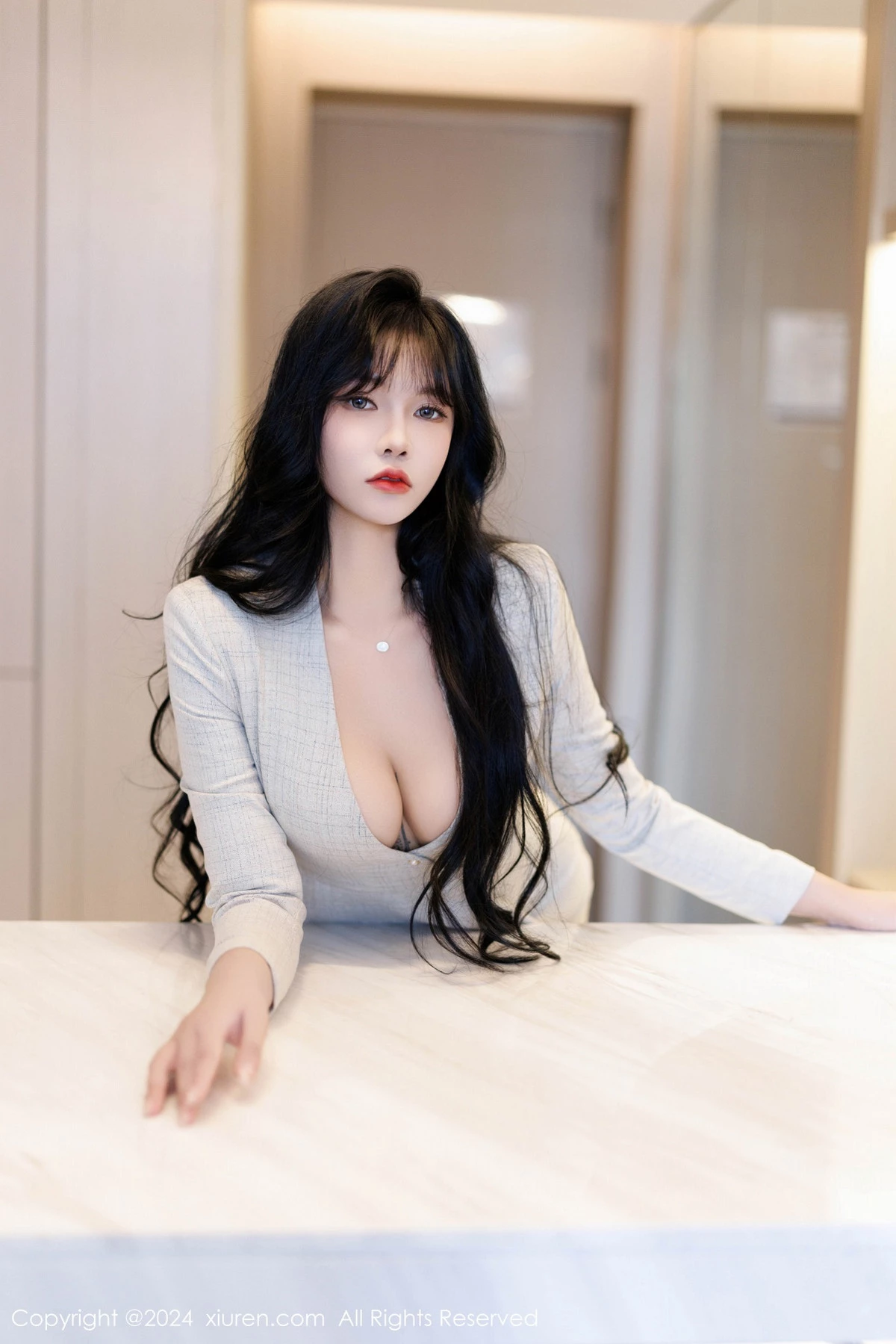 [[XiuRen秀人网]秀人网]No.9398_模特娜比性感浅色OL服饰配闪亮无内肉丝秀凹凸身材惹火诱惑写真100P