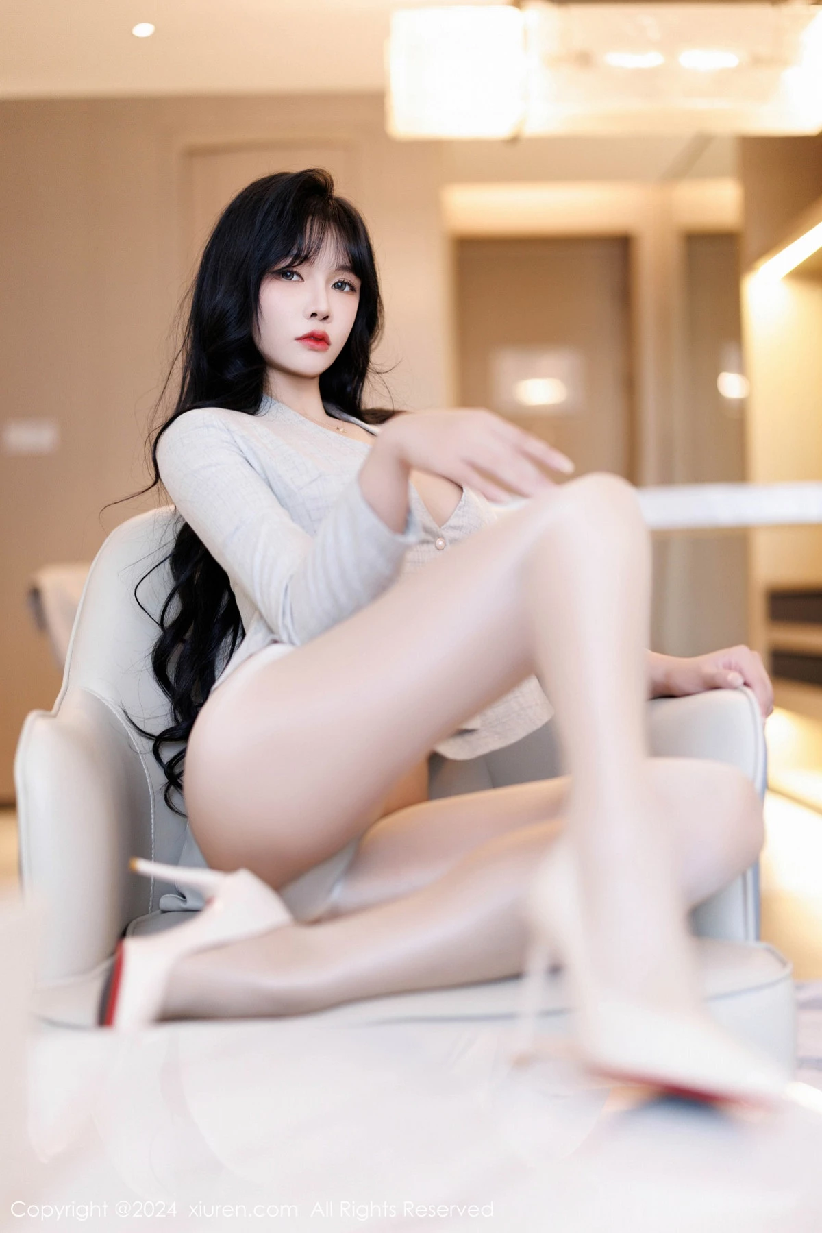 [[XiuRen秀人网]秀人网]No.9398_模特娜比性感浅色OL服饰配闪亮无内肉丝秀凹凸身材惹火诱惑写真100P