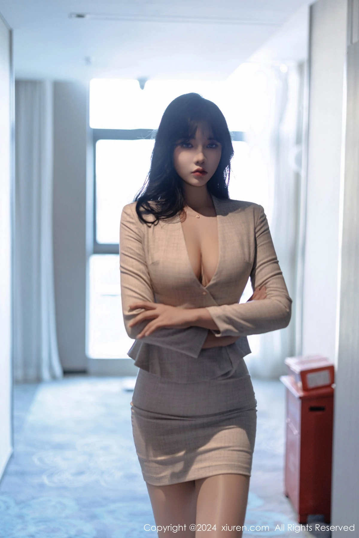 [[XiuRen秀人网]秀人网]No.9398_模特娜比性感浅色OL服饰配闪亮无内肉丝秀凹凸身材惹火诱惑写真100P