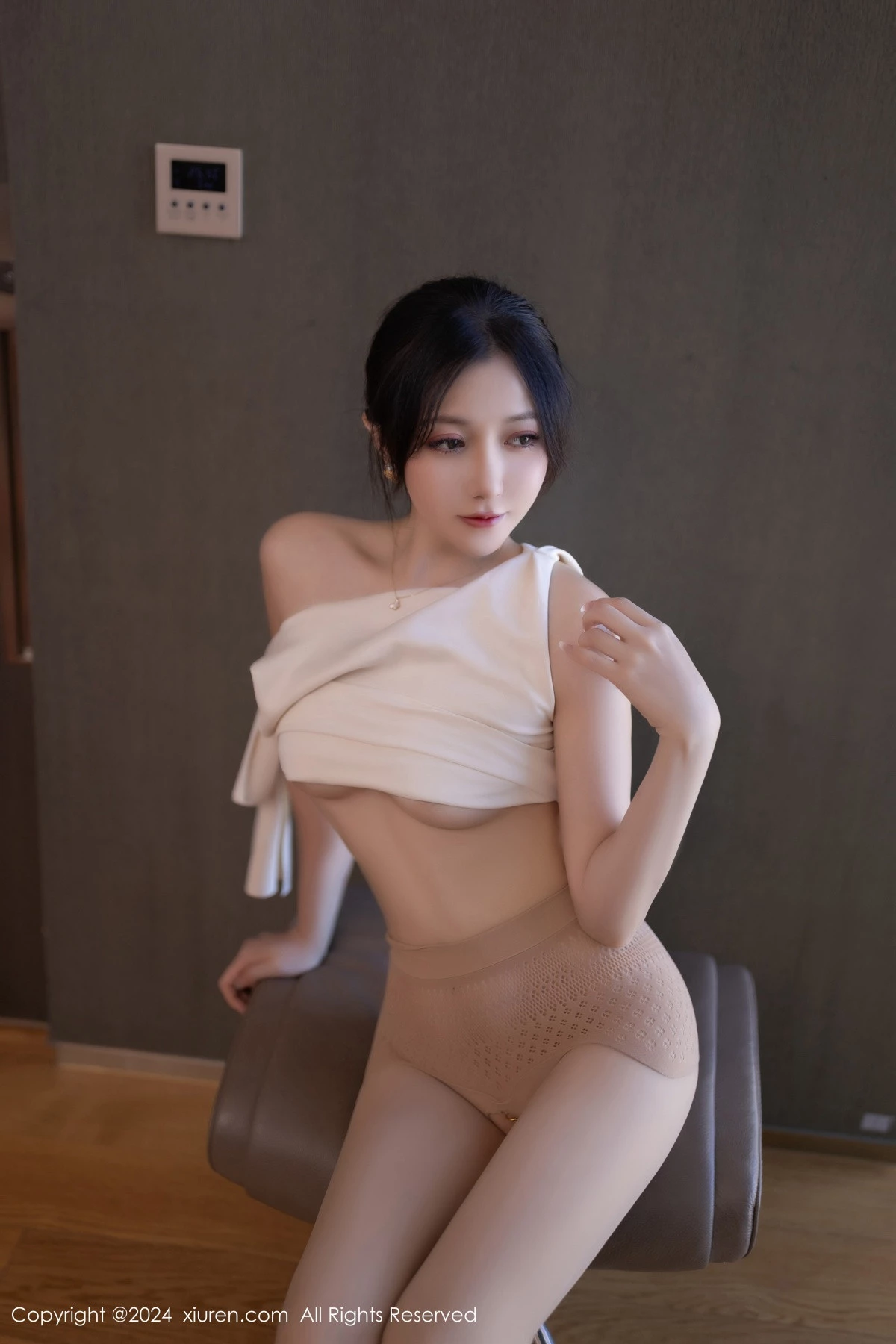 [[XiuRen秀人网]秀人网]No.9457_模特鱼子酱Fish职场主题浅色服饰配超薄肉丝秀曼妙身姿诱惑写真80P