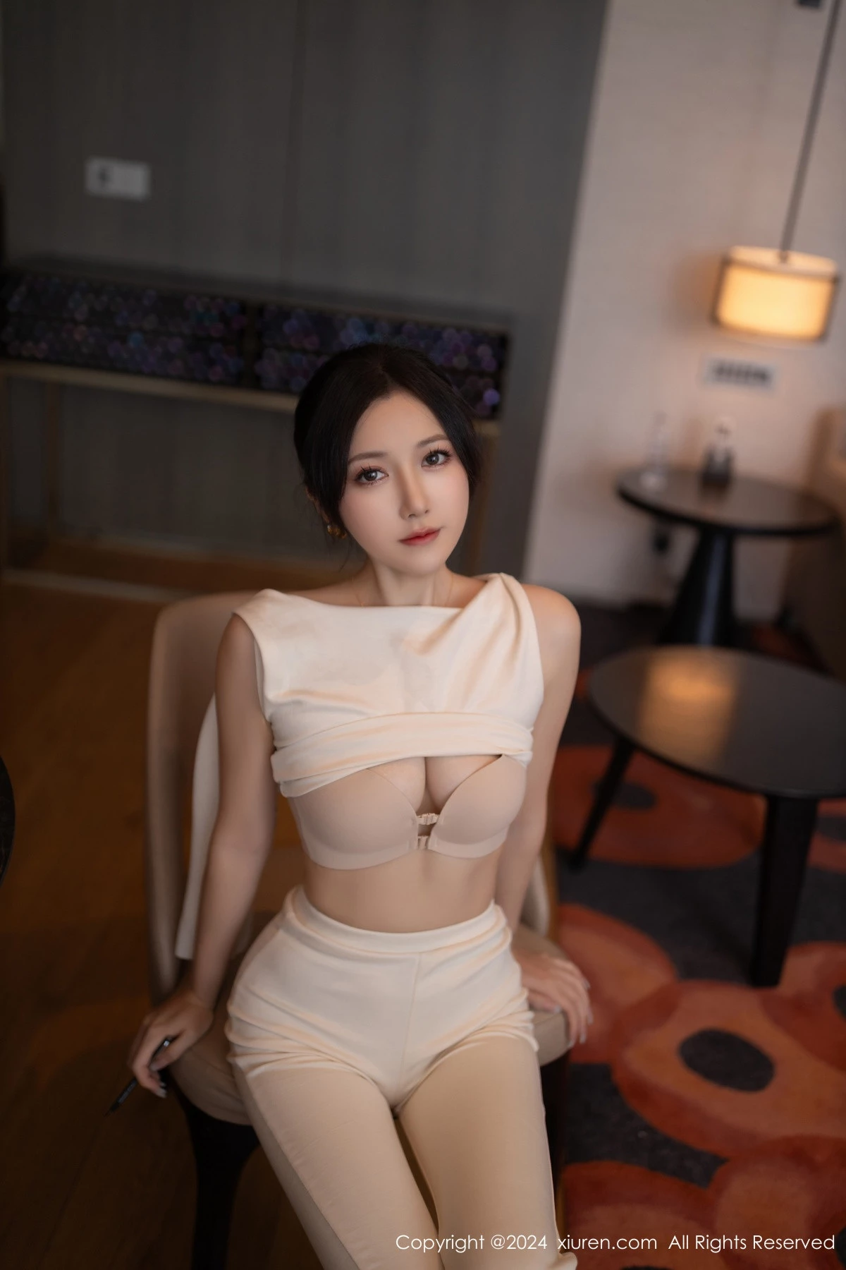 [[XiuRen秀人网]秀人网]No.9457_模特鱼子酱Fish职场主题浅色服饰配超薄肉丝秀曼妙身姿诱惑写真80P