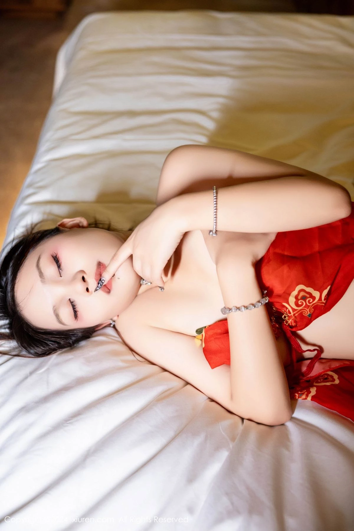 [[XiuRen秀人网]秀人网]No.9323_模特吴婷婉性感红色古风服饰露红色情趣内衣秀曼妙身姿诱惑写真79P