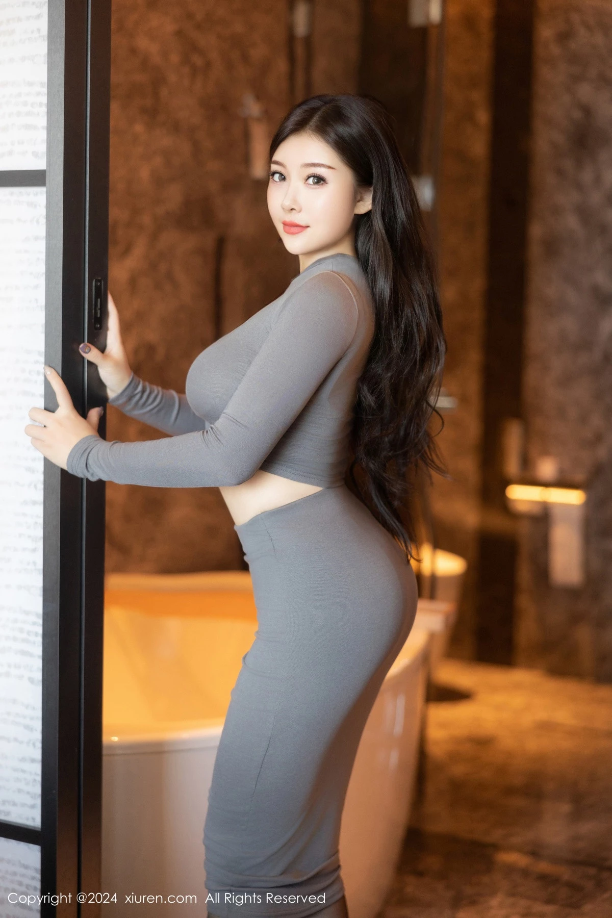 [[XiuRen秀人网]秀人网]No.9325_模特白洁Bessie性感灰色紧身服饰配黑丝袜秀丰满身材诱惑写真80P