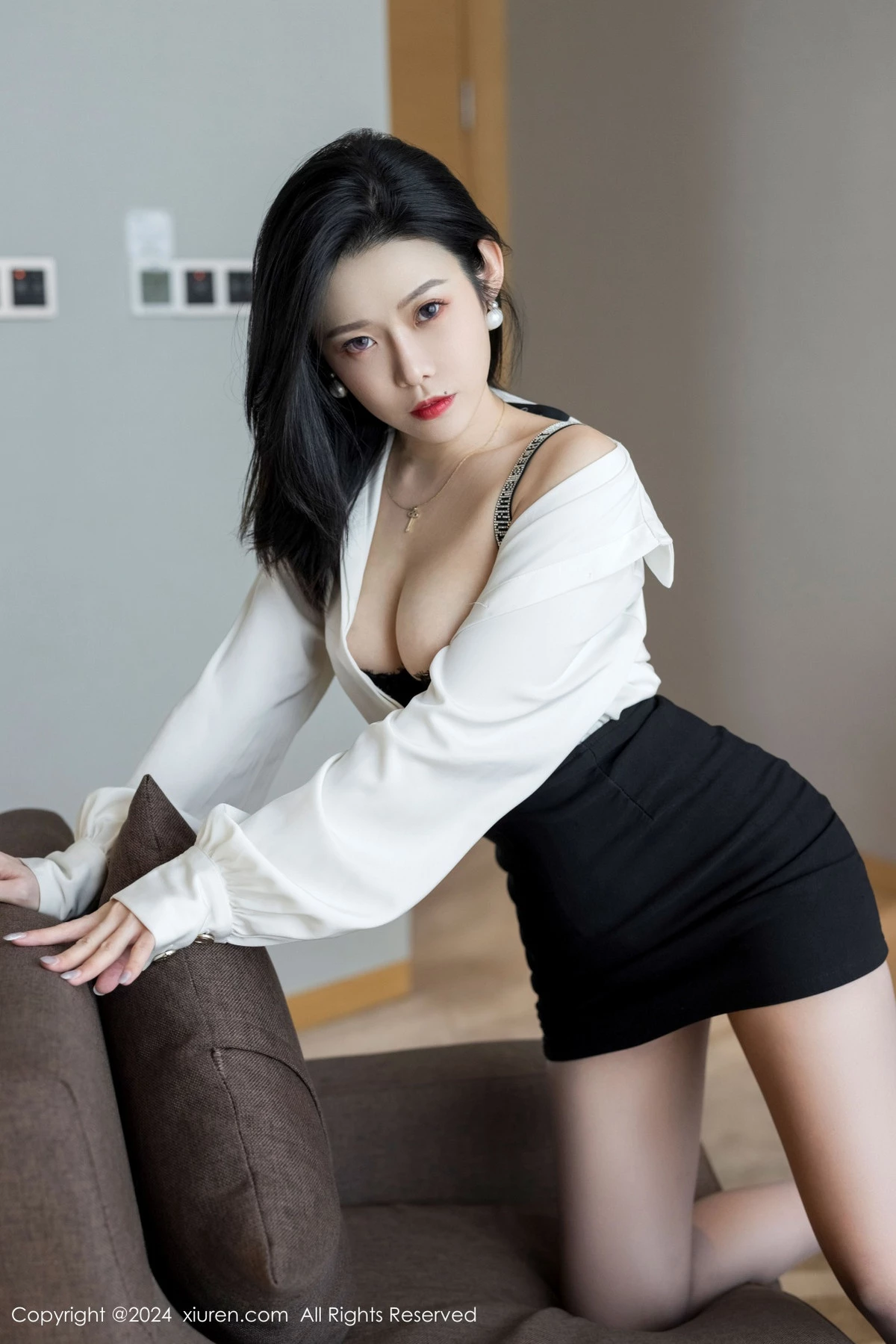 [[XiuRen秀人网]秀人网]No.9329_模特luvian本能性感白衬衫配黑短裙露超薄肉丝秀凹凸身材诱惑写真42P