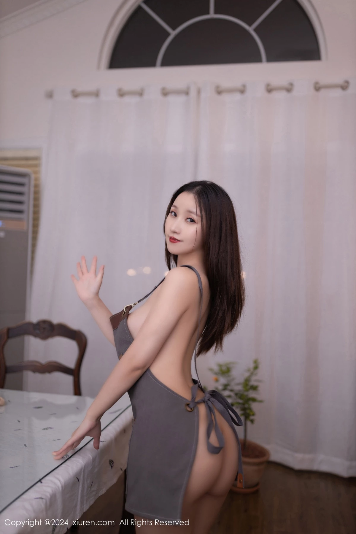 [[XiuRen秀人网]秀人网]No.9335_模特杏子Yada咖啡师装扮性感V领T恤配肉丝袜秀曼妙身姿诱惑写真82P